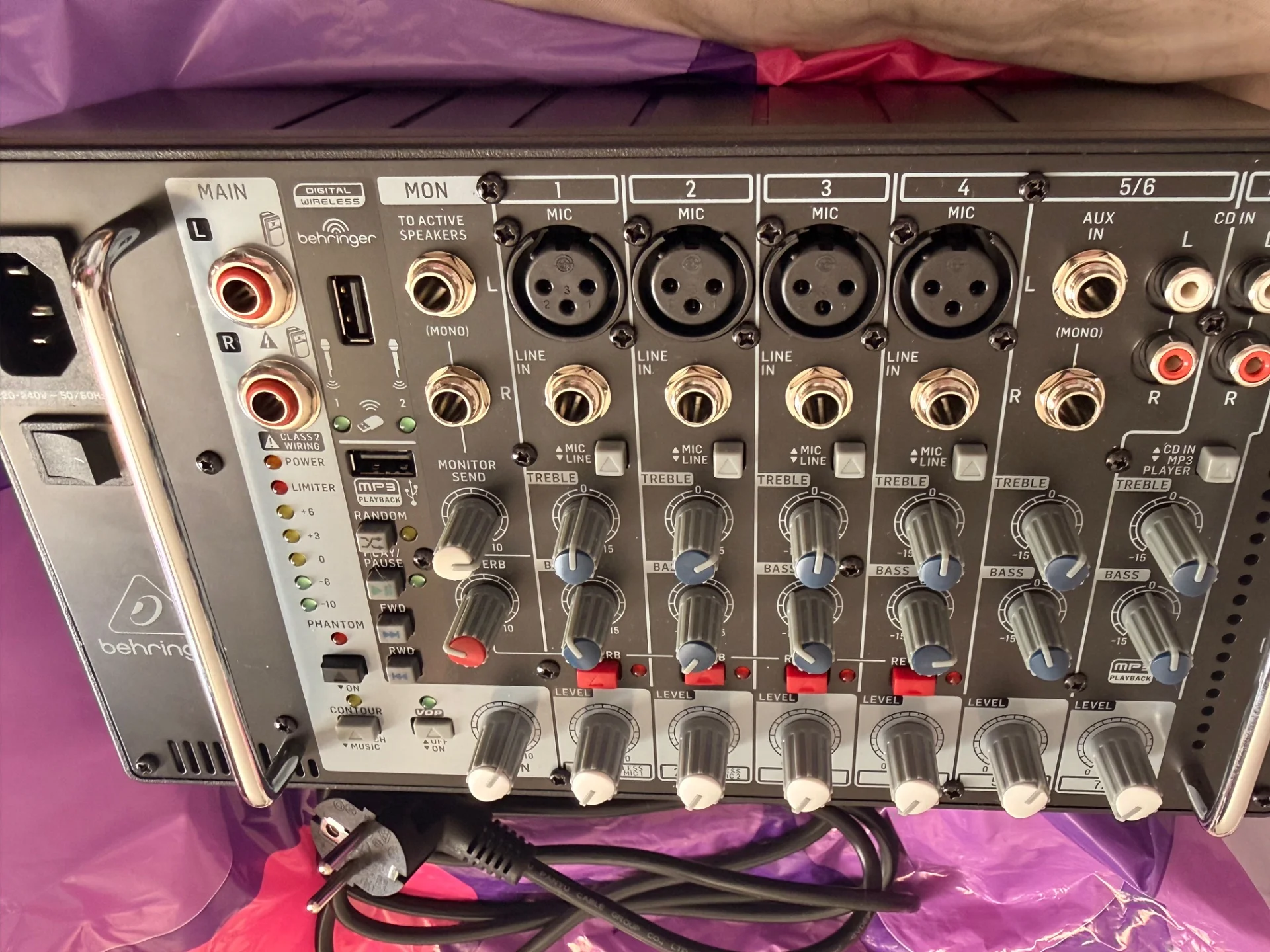 Микшер с усилителем Behringer РМР500МР3 - миниатюра 3