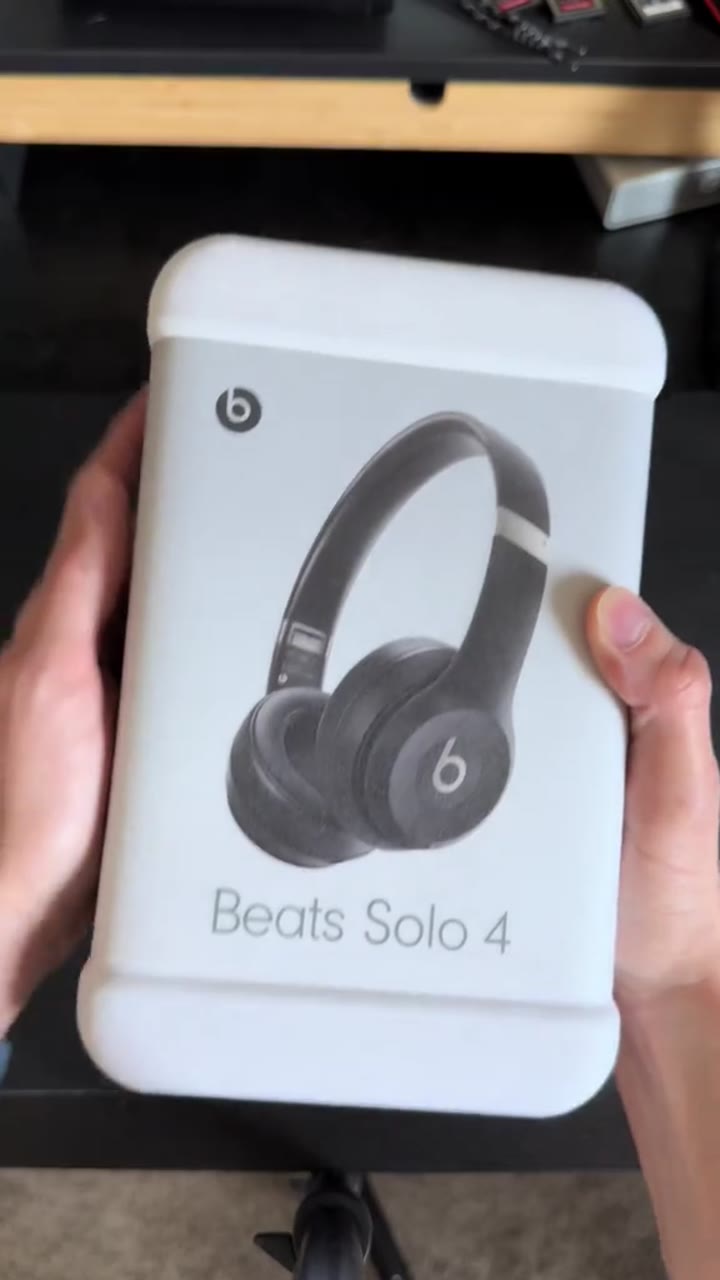Beats Solo 4 Matte Black - видео 1