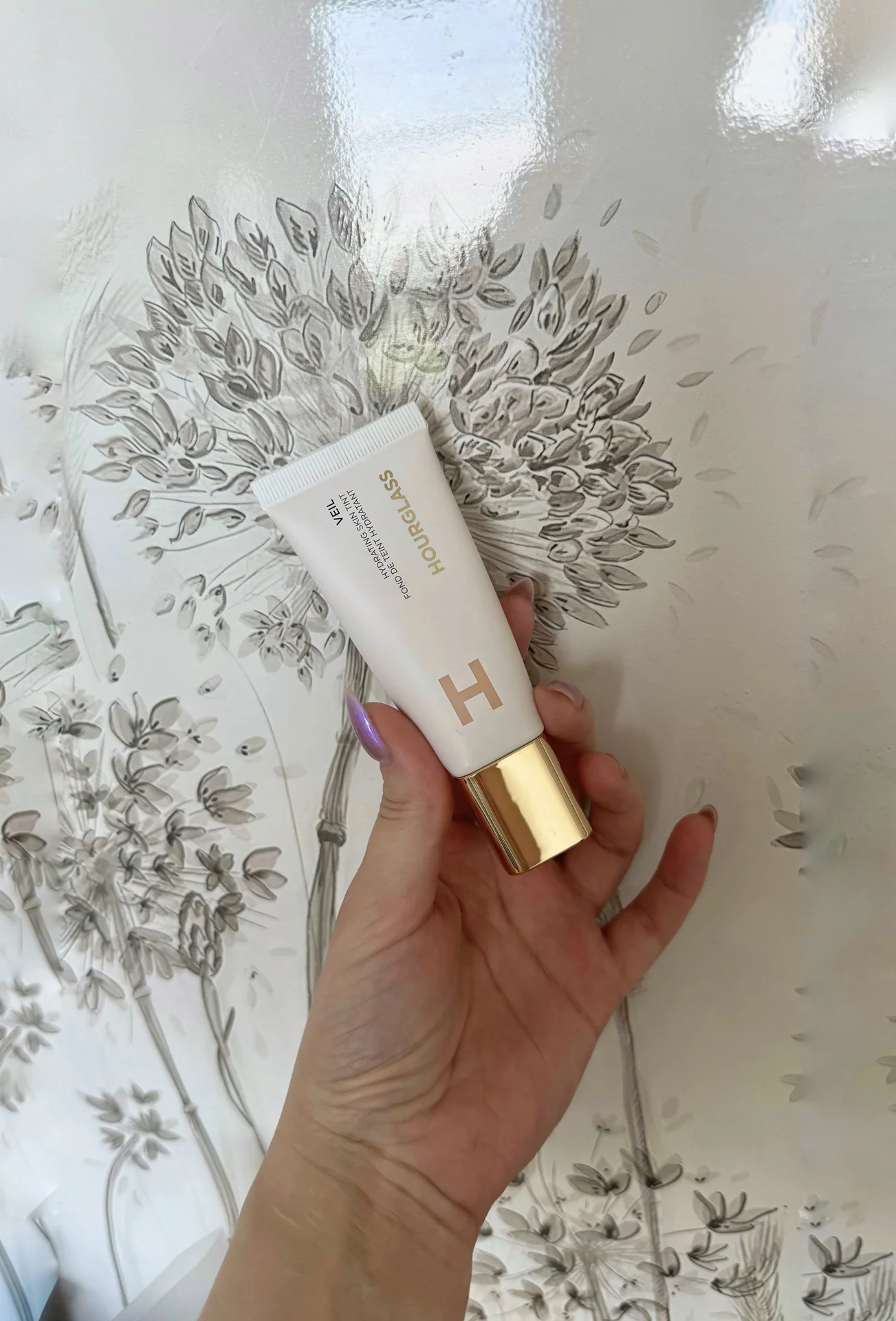 Hourglass Тональная основа Veil Hydrating Skin Tin