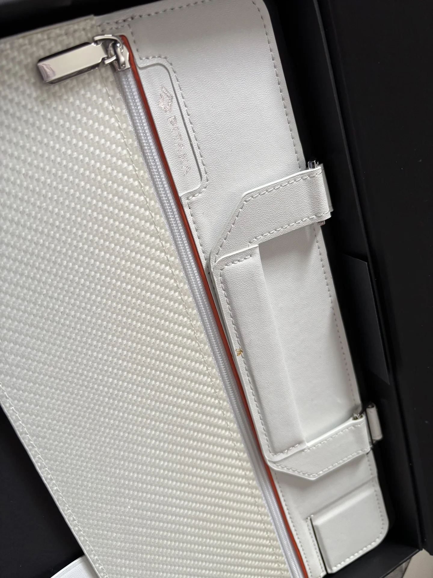 Чехол Pitaka FlipBook Case для iPad 13'' white - миниатюра 3