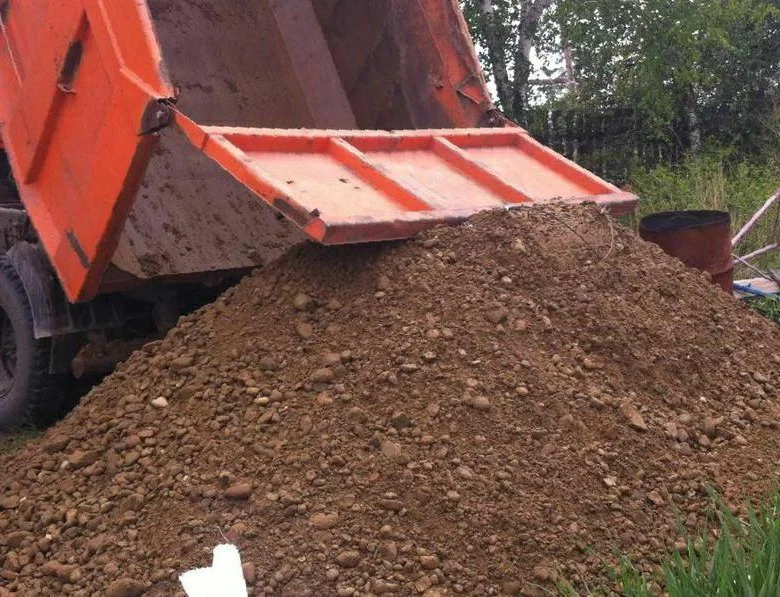 Доставка грунта для отсыпки по Архангельску и области — выравнивание участков и создание надёжных о - изображение 1