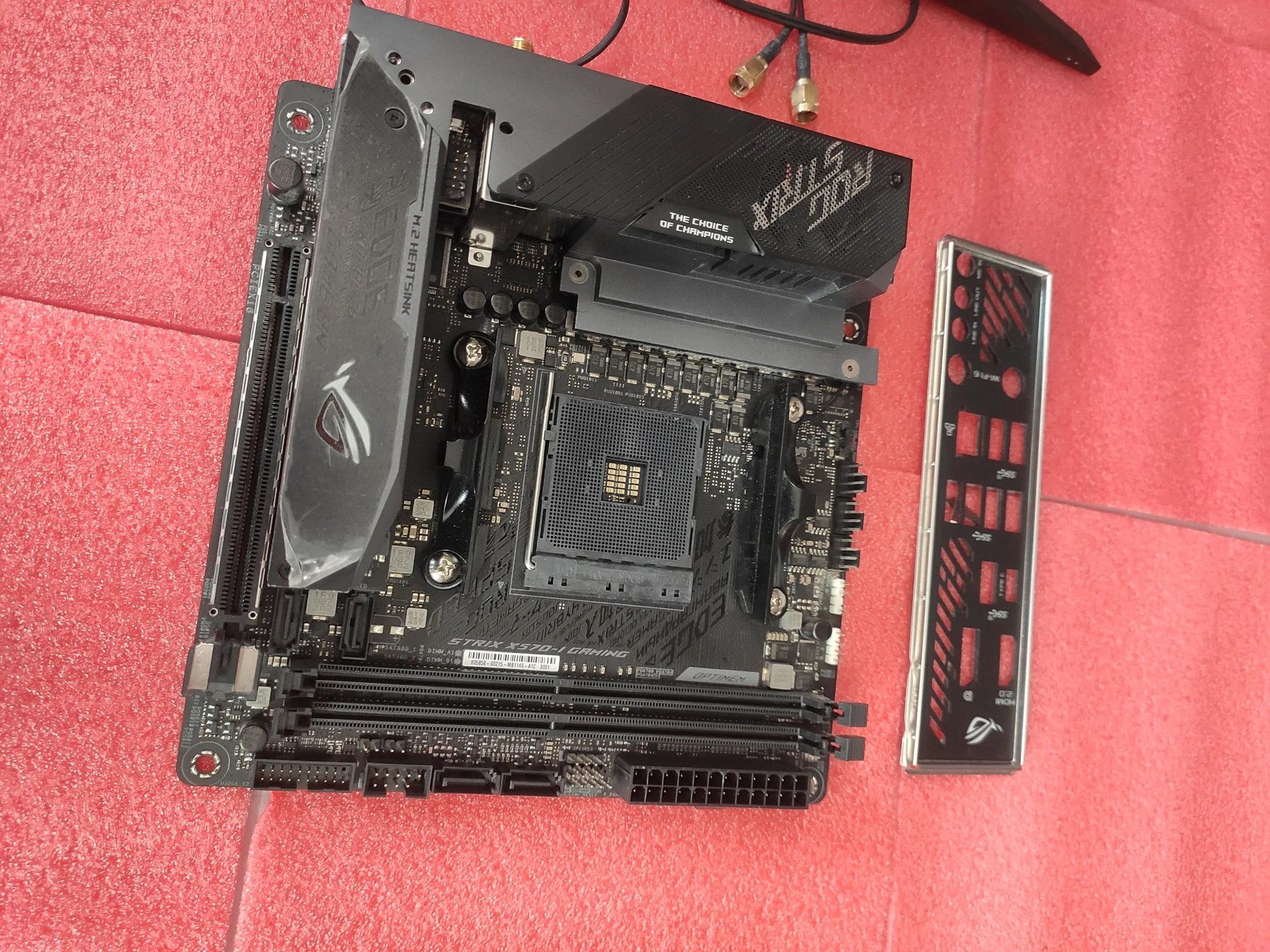 Материнская плата ASUS ROG Strix X570-I Gaming AM4 - миниатюра 2