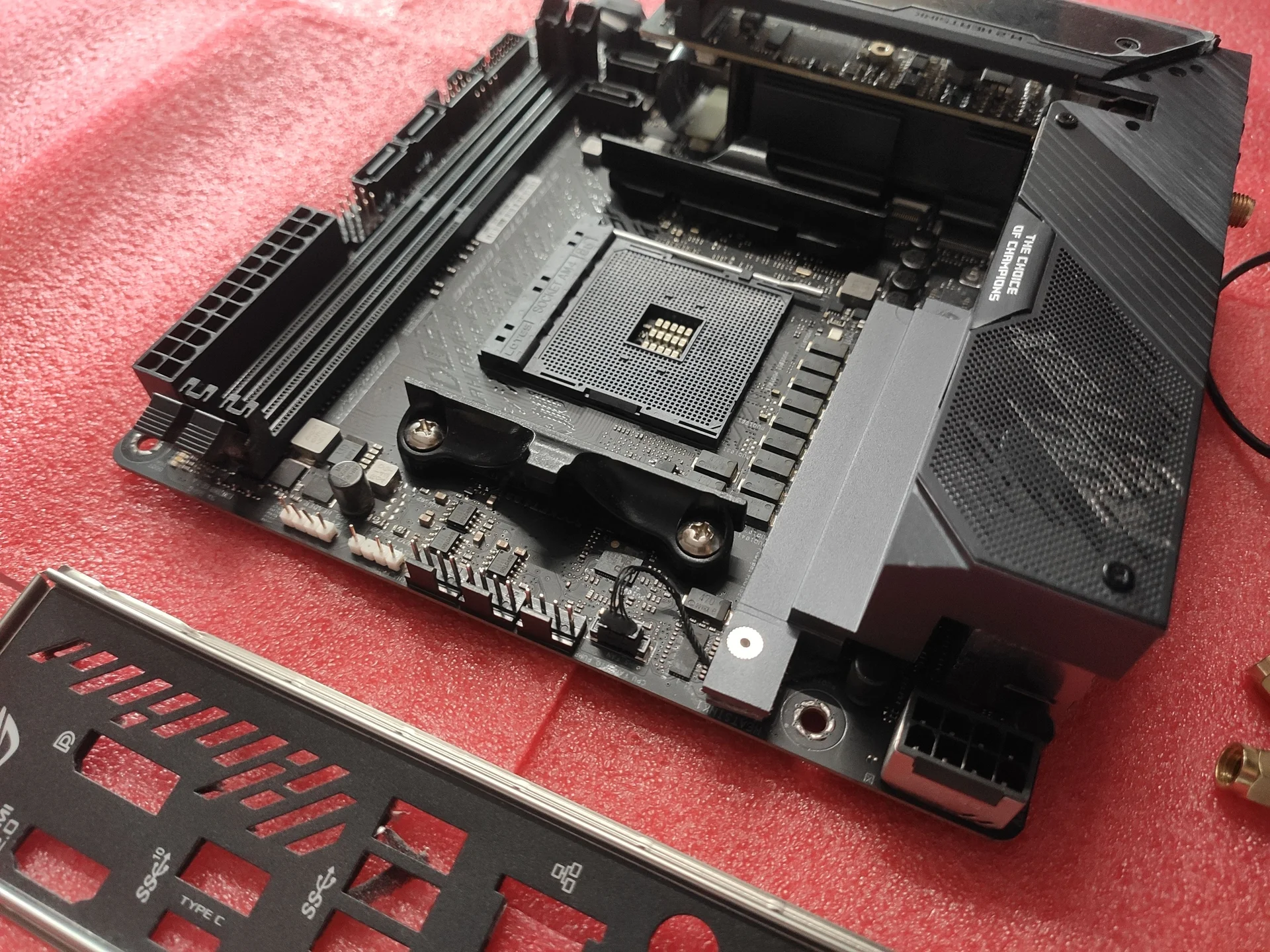 Материнская плата ASUS ROG Strix X570-I Gaming AM4 - миниатюра 4