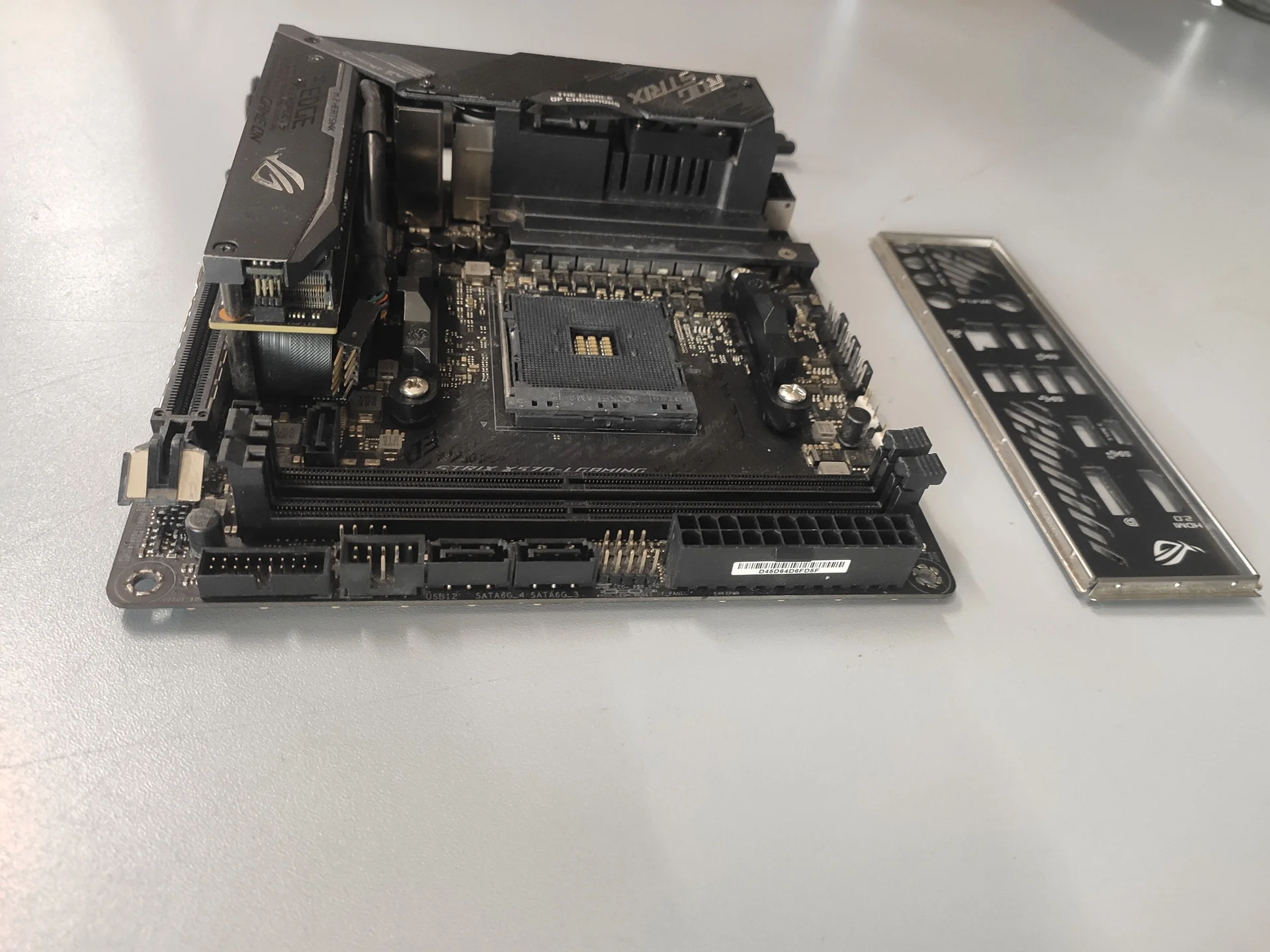 Материнская плата ASUS ROG Strix X570-I Gaming - миниатюра 3