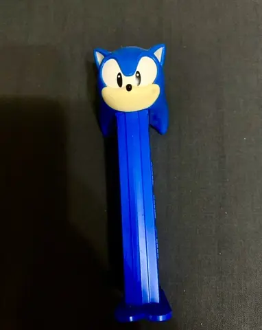 Соник (Sonic) в игрушке-дозаторе для конфет "Pez"