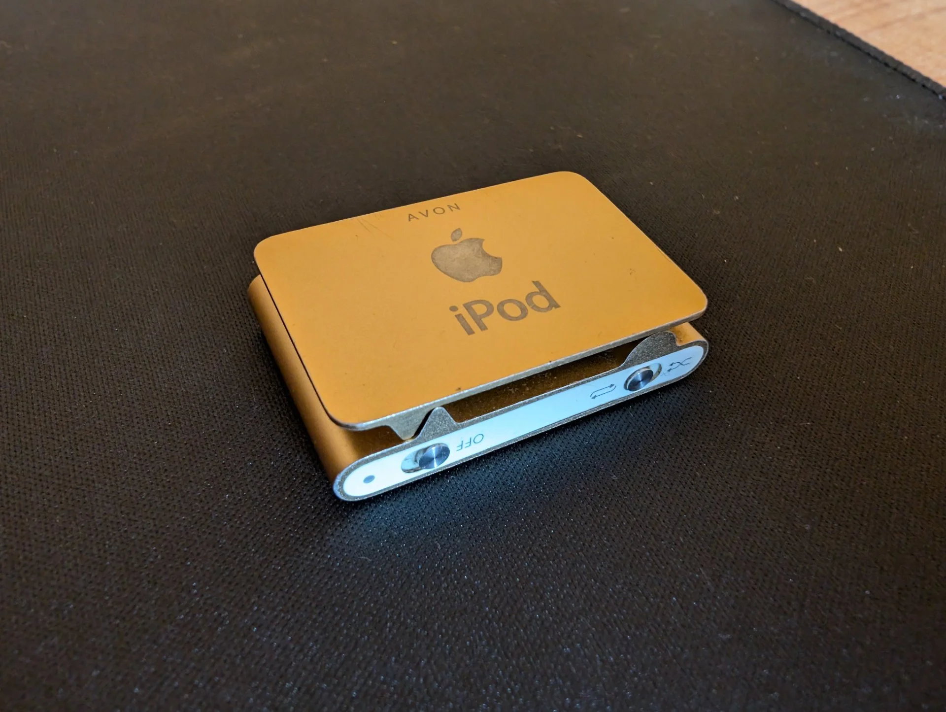 Apple iPod x Avon shuffle 2 Gold с док-станцией - изображение 1