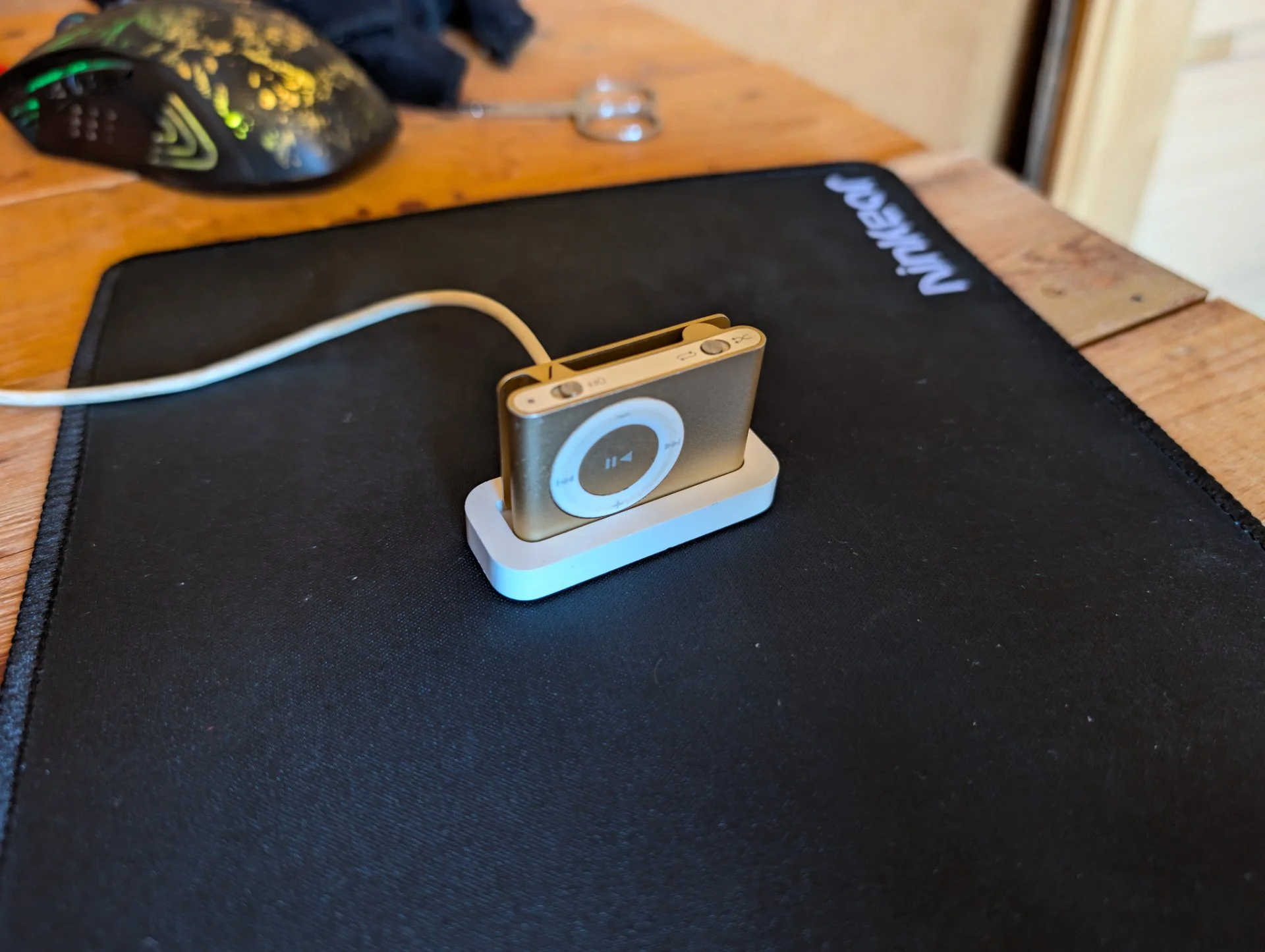 Apple iPod x Avon shuffle 2 Gold с док-станцией - миниатюра 3