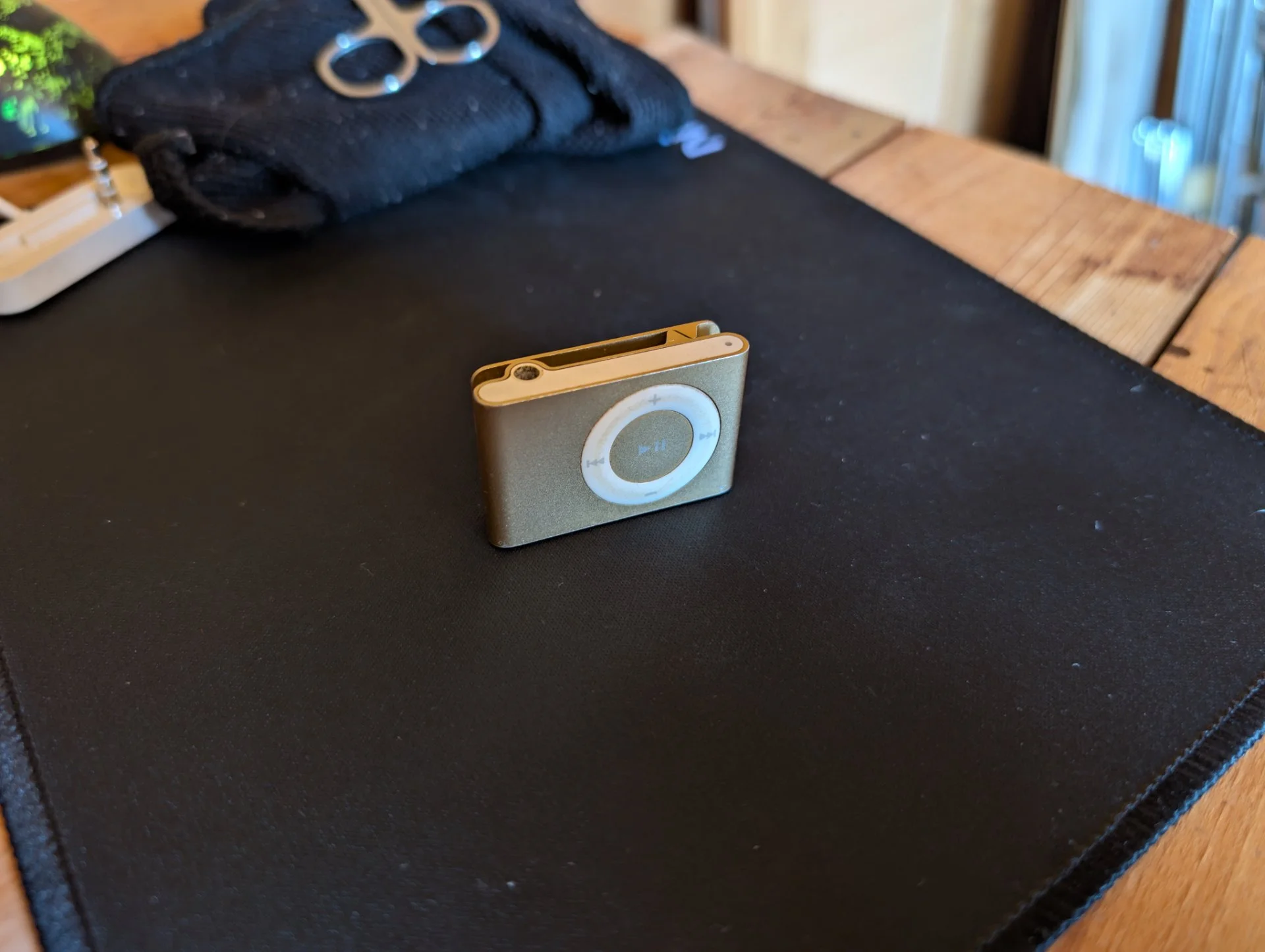 Apple iPod x Avon shuffle 2 Gold с док-станцией - миниатюра 4