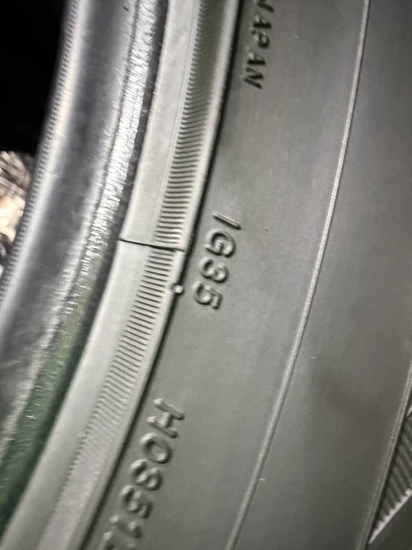 285/50 R20 дюймов Yokohama Ice Guard IG35 зимние шипованные - миниатюра 2