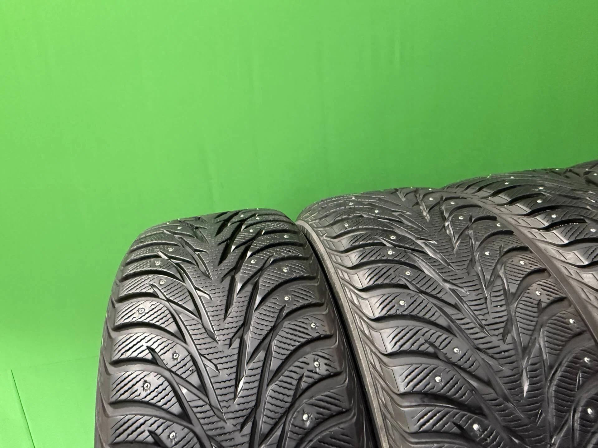285/50 R20 дюймов Yokohama Ice Guard IG35 зимние шипованные - миниатюра 4