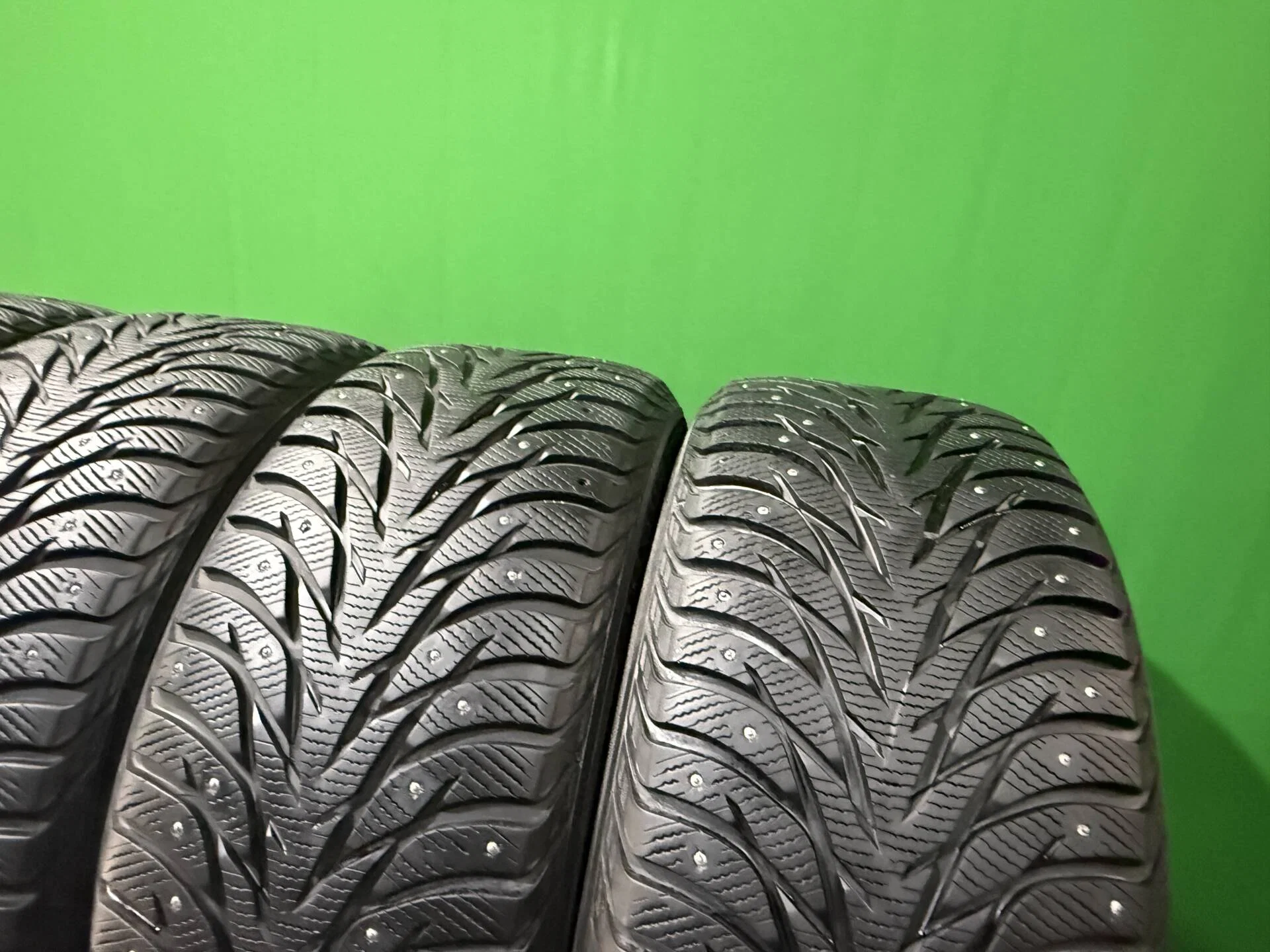 285/50 R20 дюймов Yokohama Ice Guard IG35 зимние шипованные - миниатюра 5