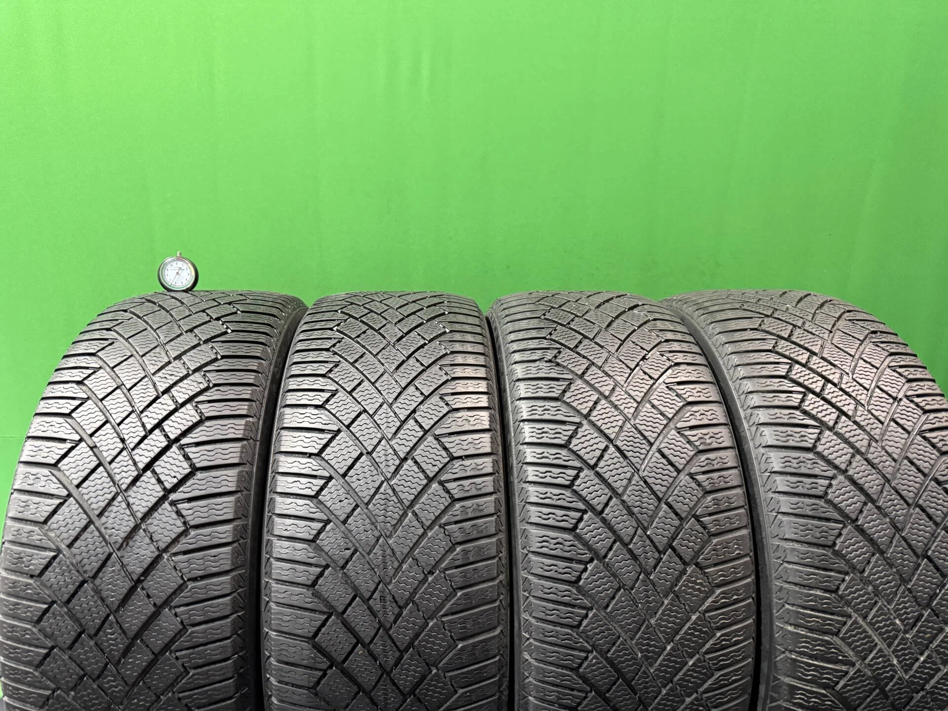 255/45 R20 дюймов Continental ContiVikingContact 7 SUV зимние нешипованные