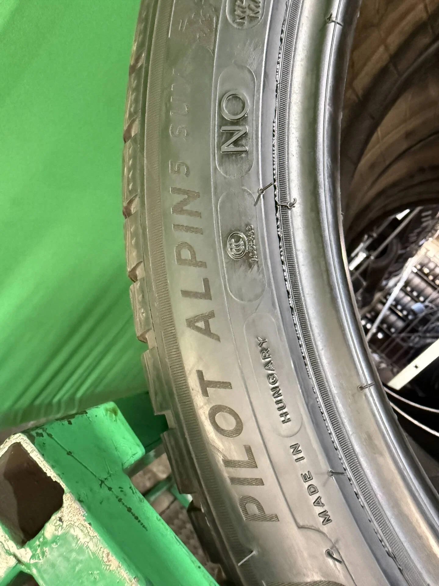 275/40 R21 дюймов Michelin Pilot Alpin 5 SUV зимние нешипованные - миниатюра 5