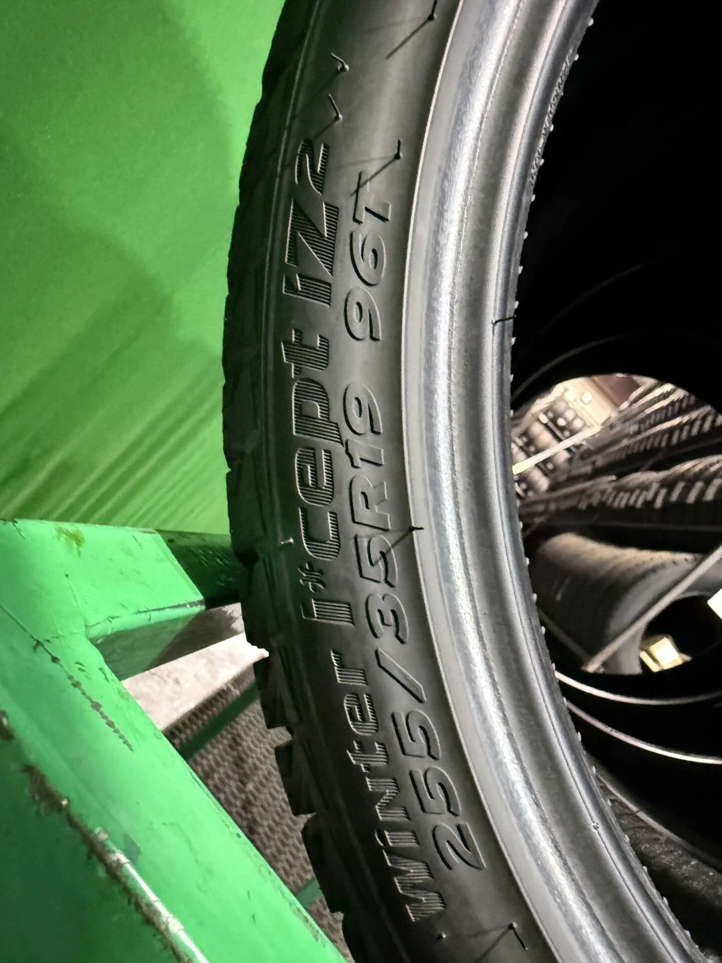255/35 R19 дюймов Hankook Winter I'Cept iZ 2 W616 зимние нешипованные - миниатюра 2