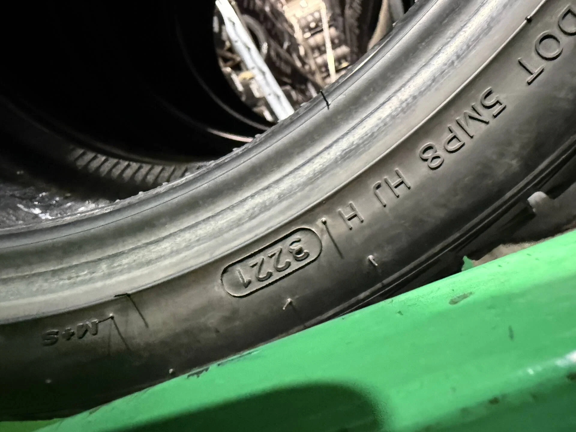 255/35 R19 дюймов Hankook Winter I'Cept iZ 2 W616 зимние нешипованные - миниатюра 3