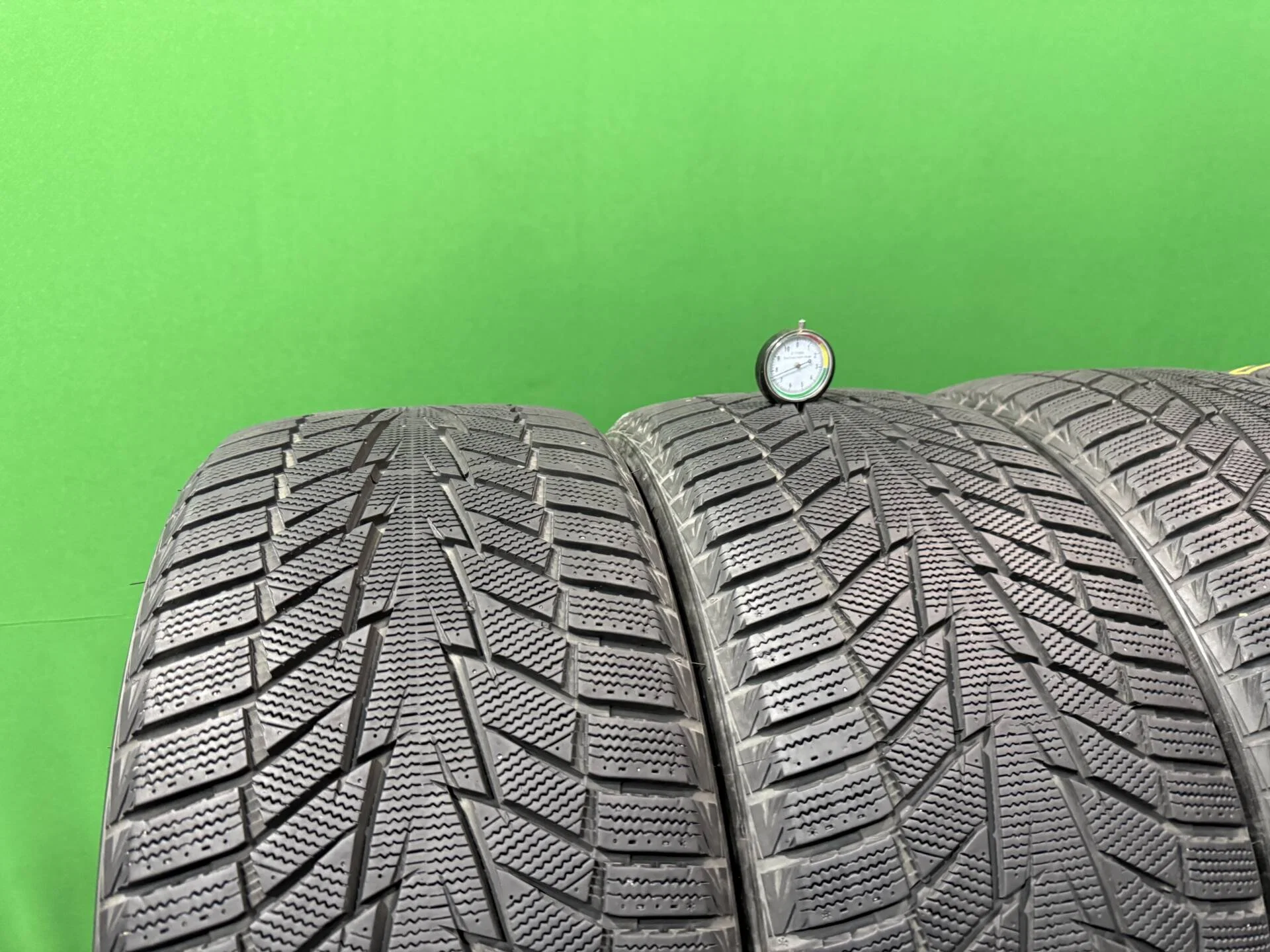 255/35 R19 дюймов Hankook Winter I'Cept iZ 2 W616 зимние нешипованные - миниатюра 7