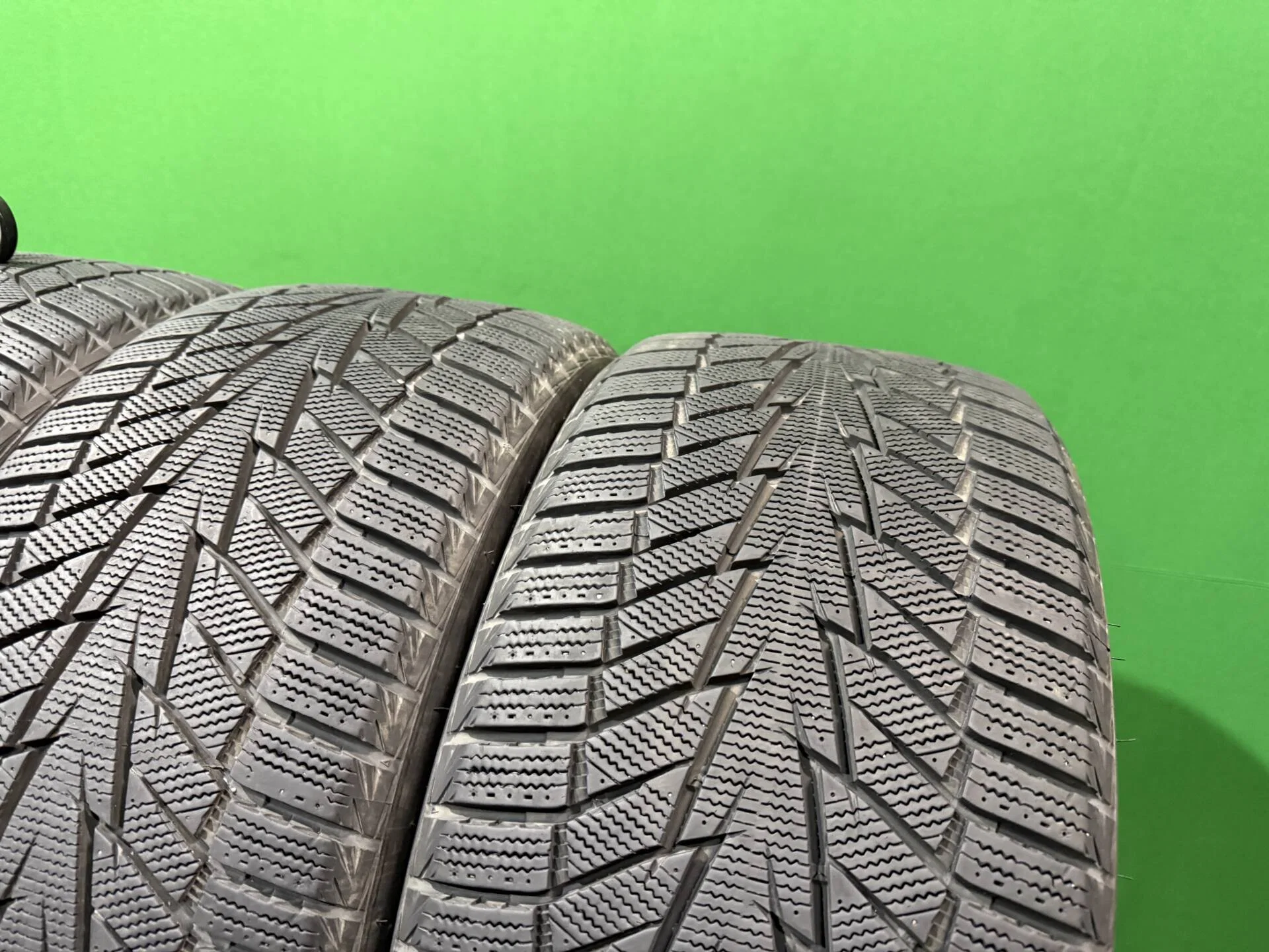 255/35 R19 дюймов Hankook Winter I'Cept iZ 2 W616 зимние нешипованные - миниатюра 8