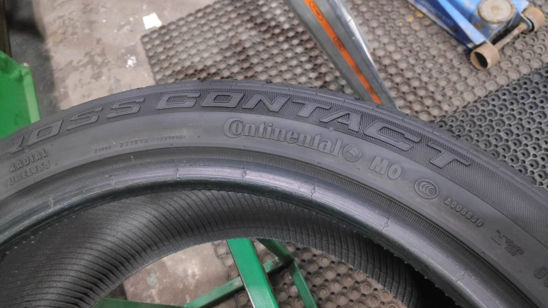 265/40 R21 дюймов Continental CrossContact UHP летние - миниатюра 3