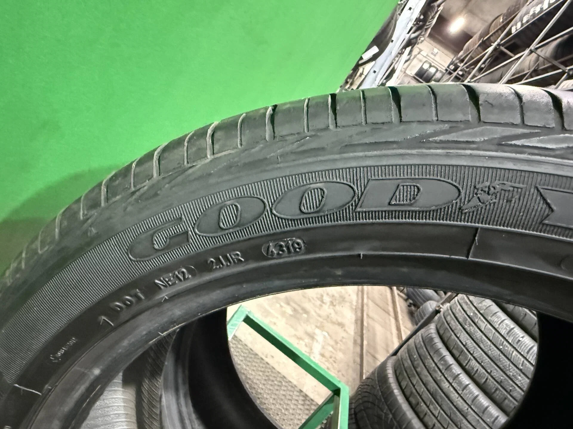 255/45 R20 дюймов Goodyear Excellence летние - миниатюра 3