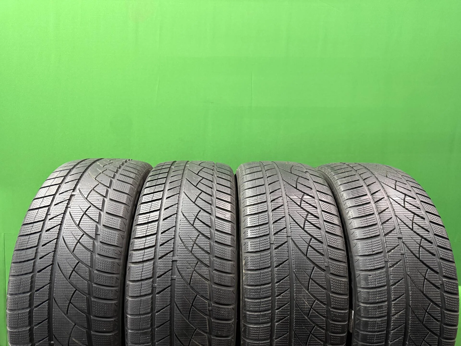 275/45 R20 дюймов RoadX RX Frost WU01 зимние нешипованные