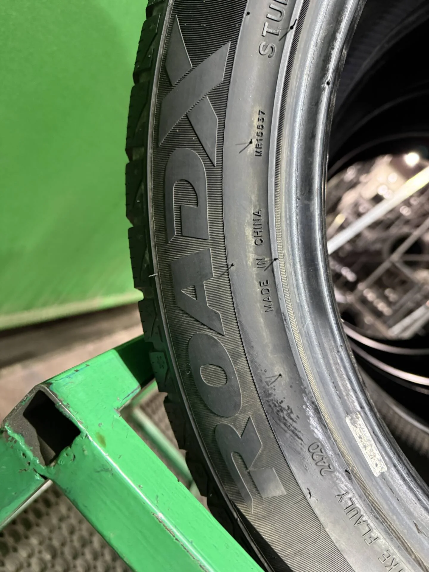275/45 R20 дюймов RoadX RX Frost WU01 зимние нешипованные - миниатюра 3