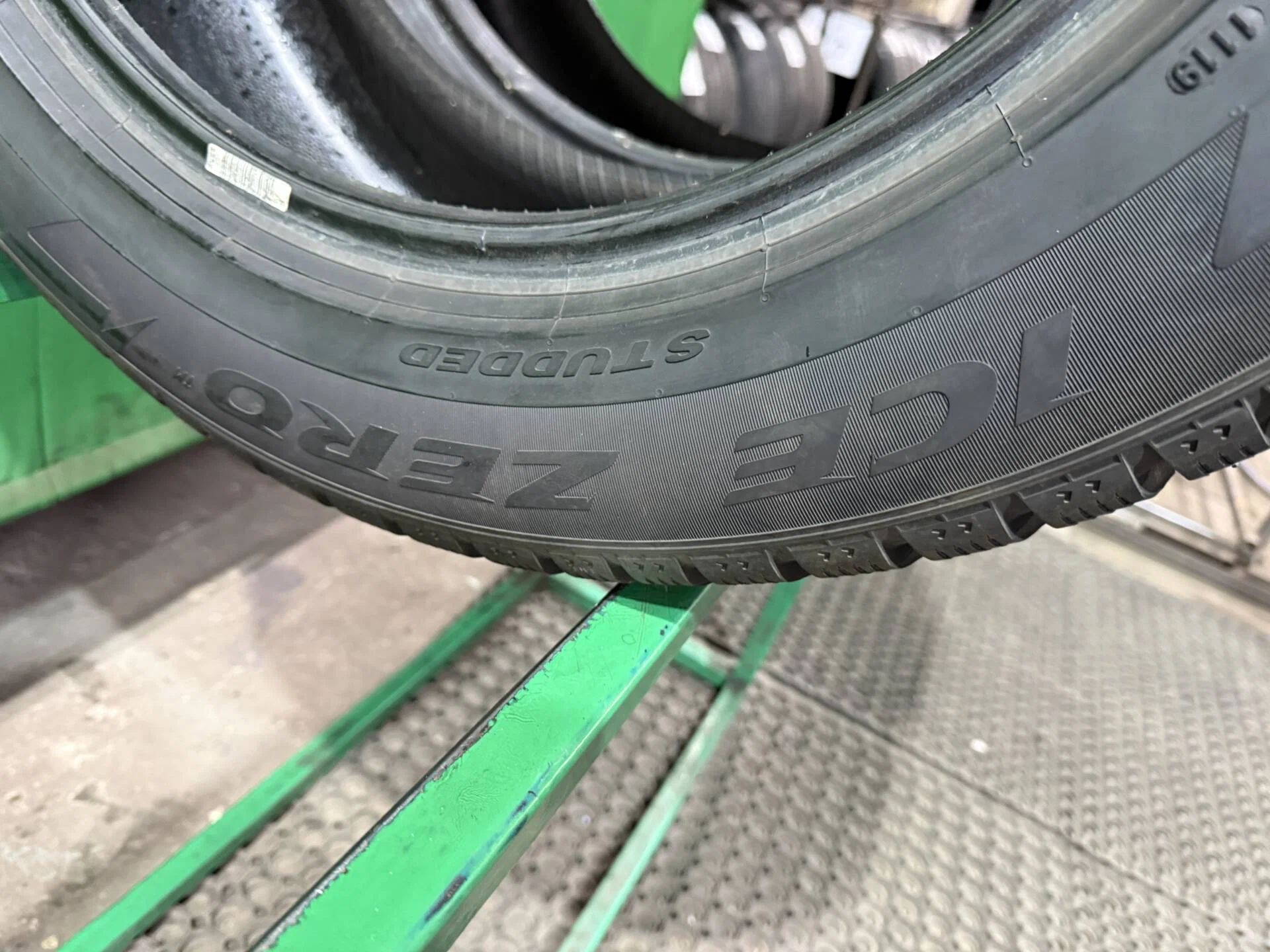 255/55 R19 дюймов Pirelli Ice Zero зимние шипованные - миниатюра 2