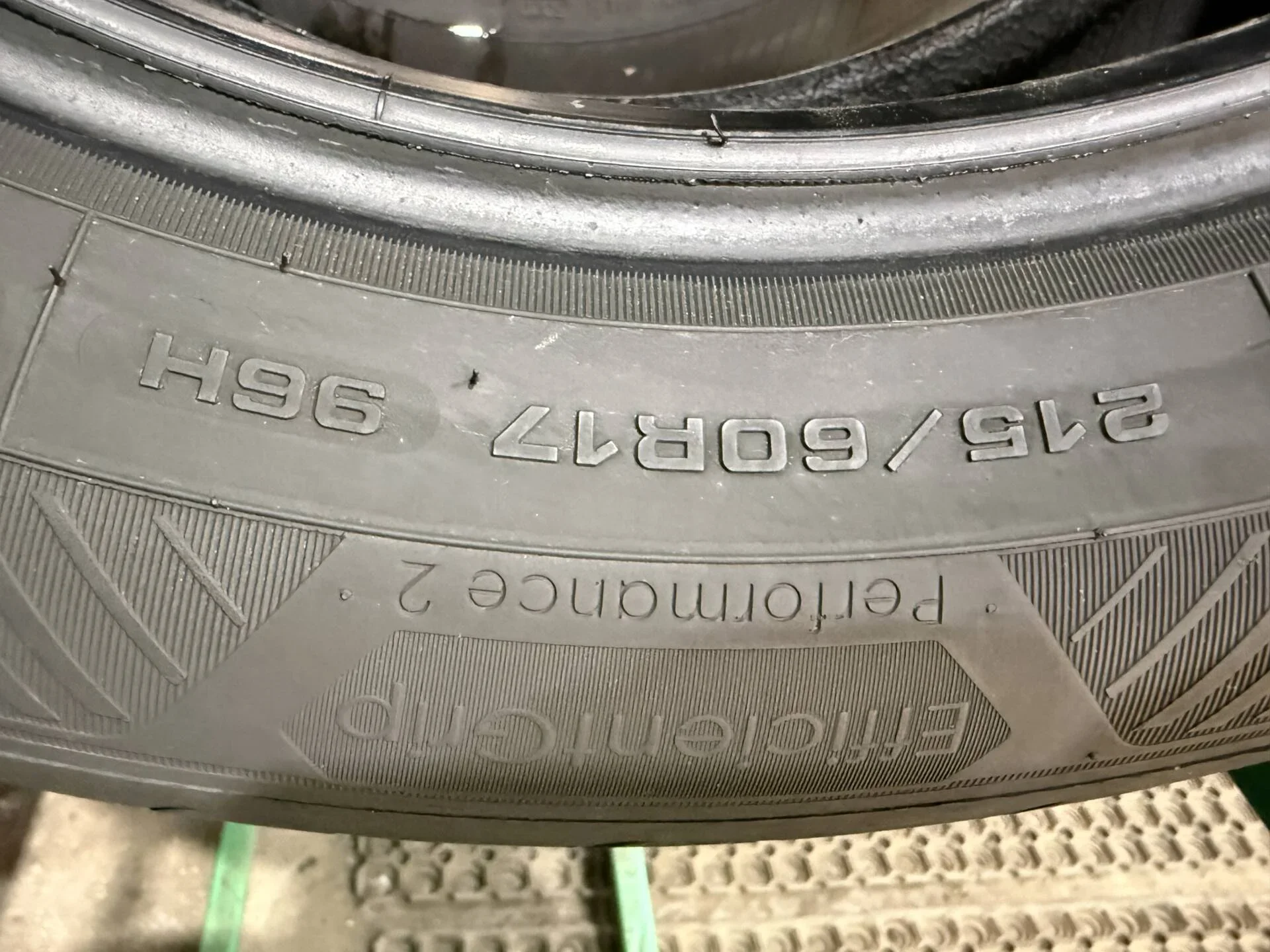 215/60 R17 дюймов Goodyear UltraGrip Performance 2 летние - миниатюра 3