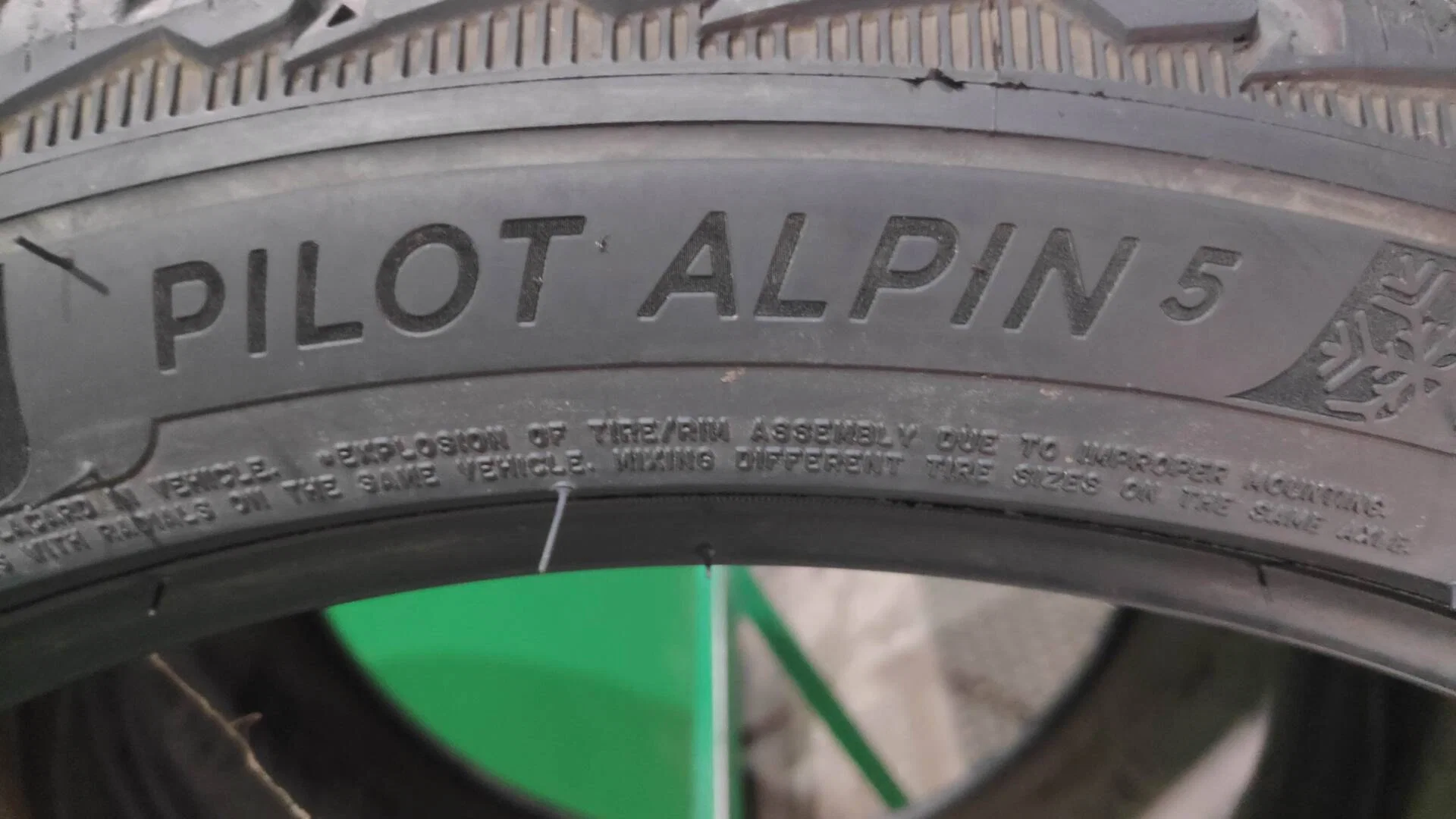 235/40 R19 Michelin Pilot Alpin 5 зимние нешипованные - миниатюра 3