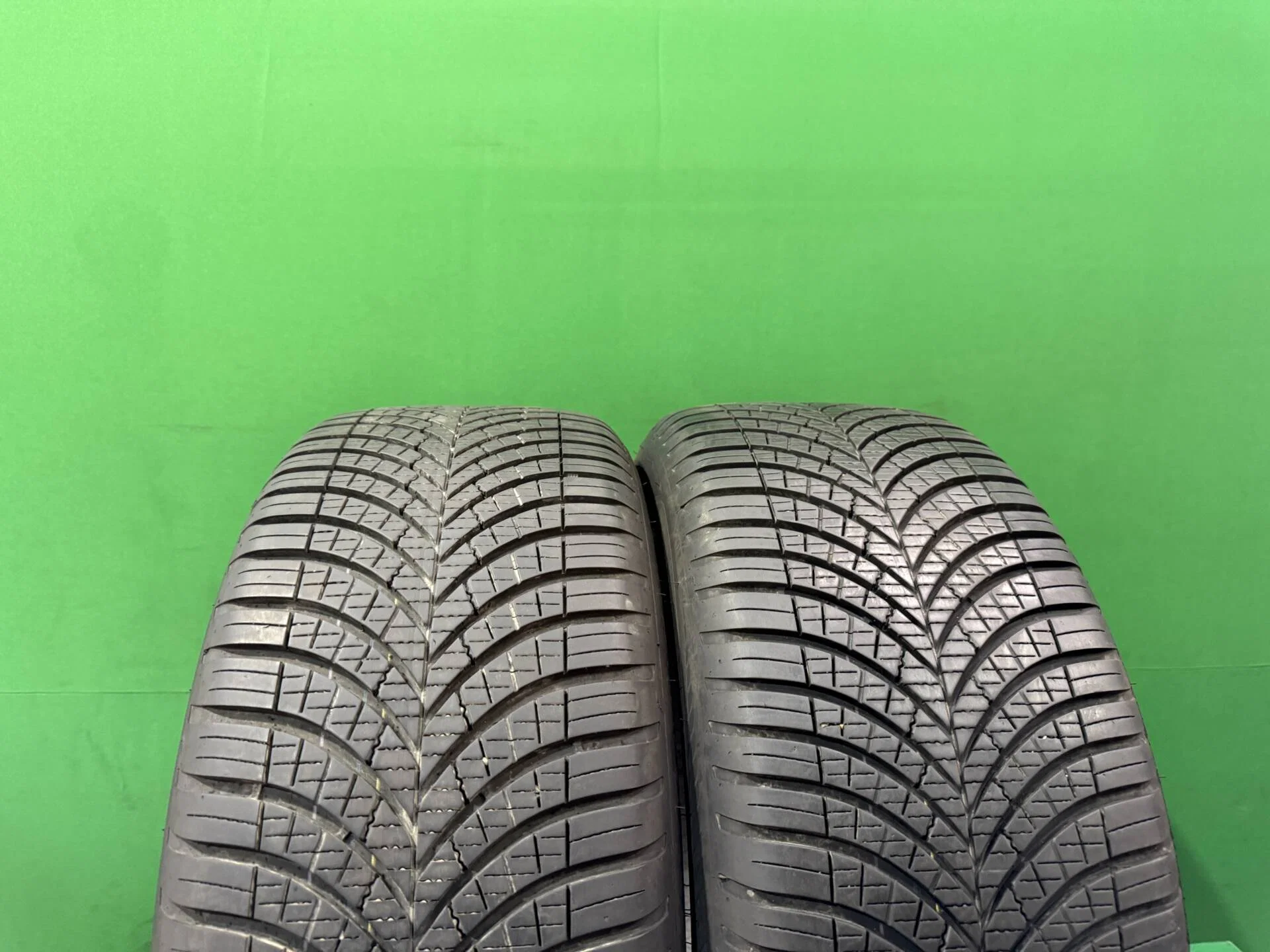 255/45 R20 дюймов Goodyear Vector 4Seasons Gen-3 всесезонные