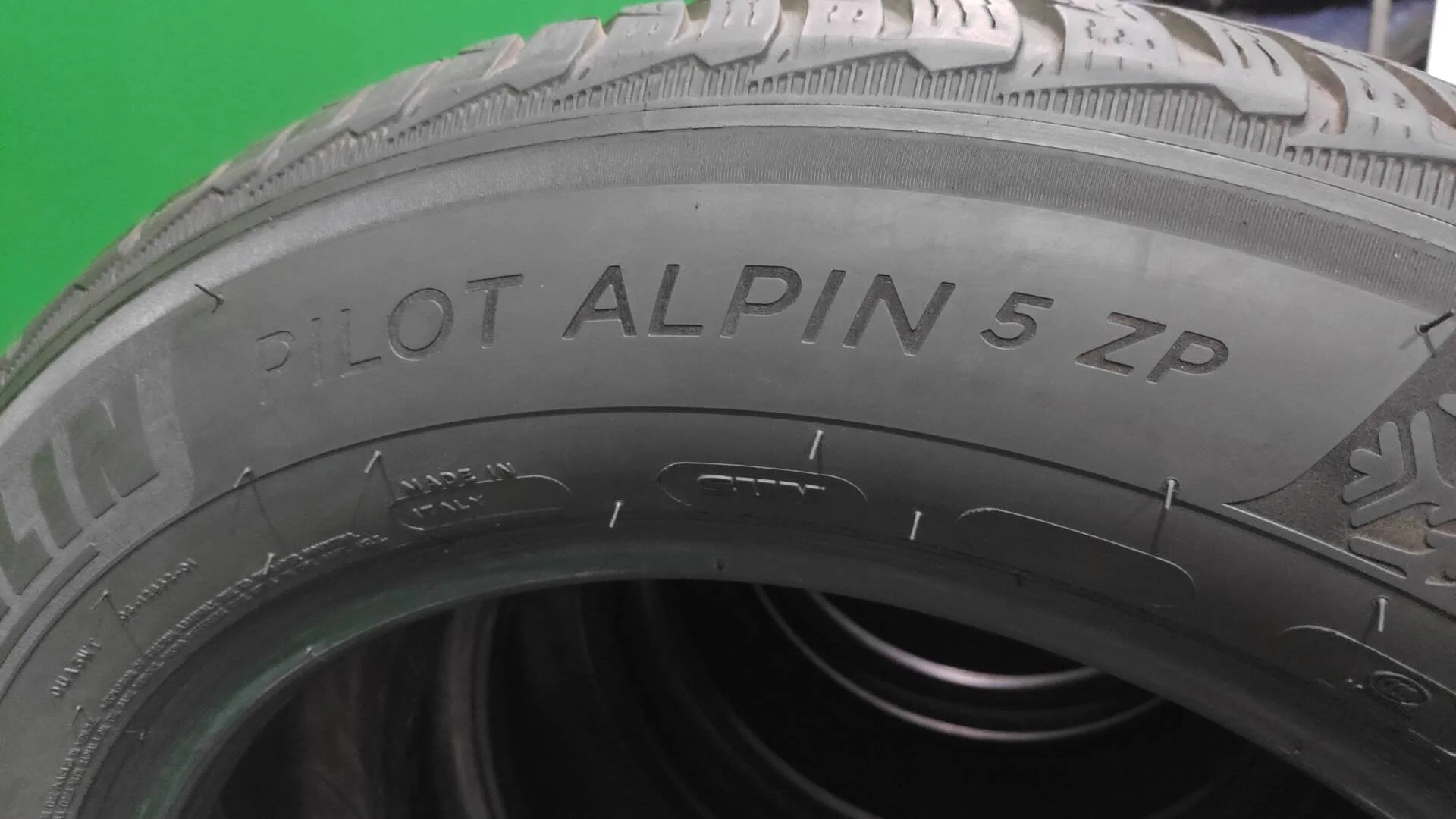 225/60 R18 дюймов Michelin Pilot Alpin 5 SUV зимние нешипованные - миниатюра 3