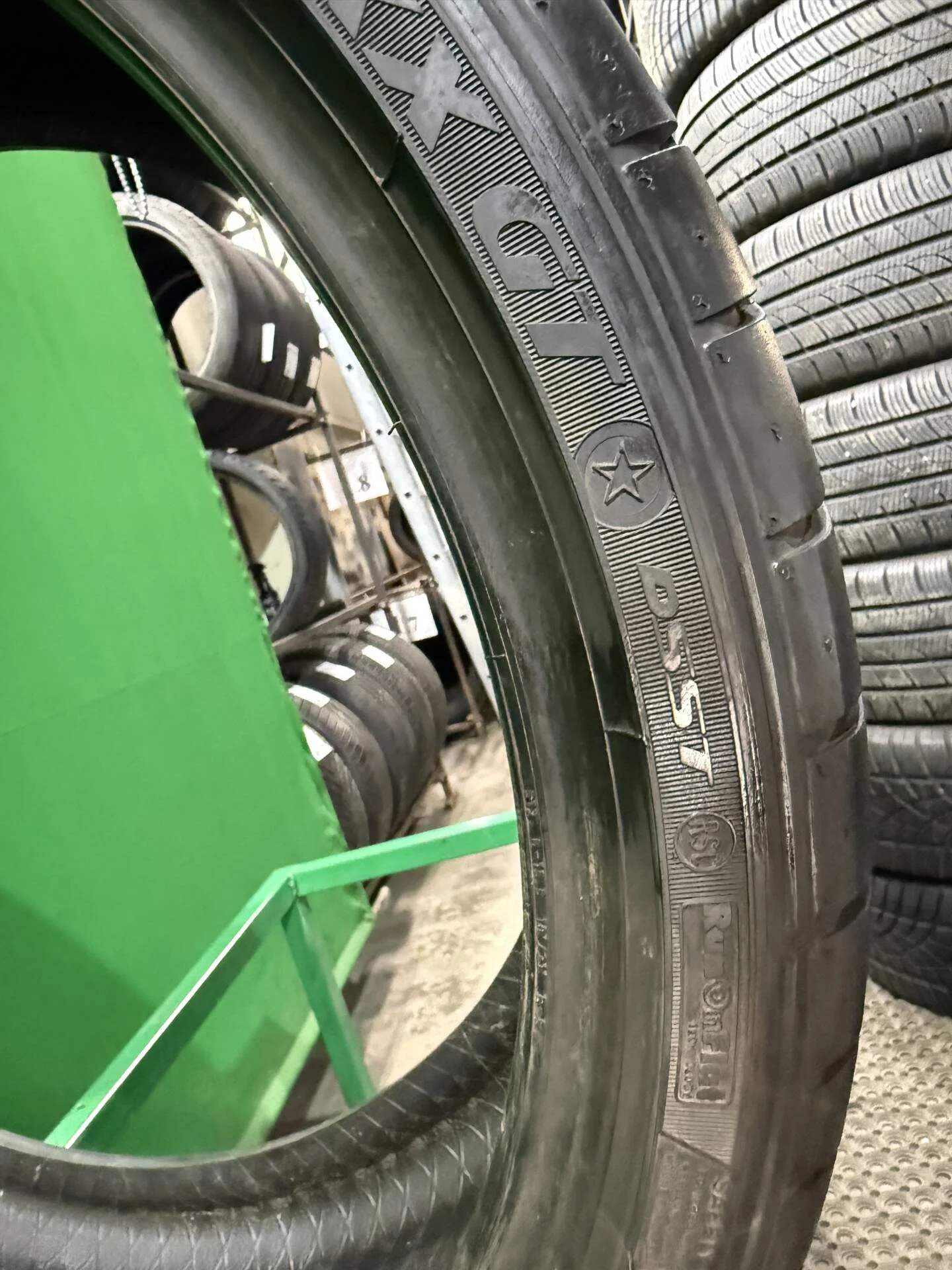 275/30 R20 дюймов Dunlop SP Sport Maxx GT ROF летние - миниатюра 3