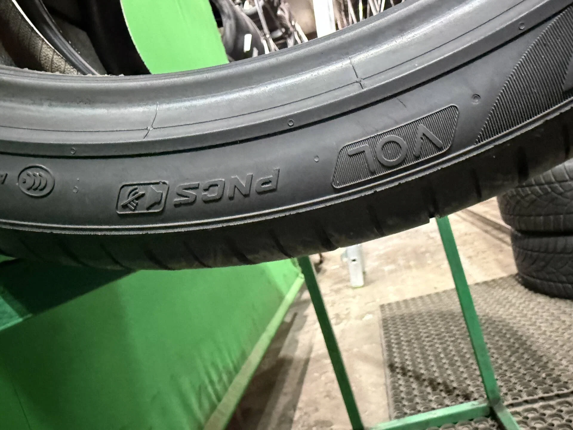 265/35 R22 дюймов Pirelli P Zero PZ4 летние - миниатюра 3