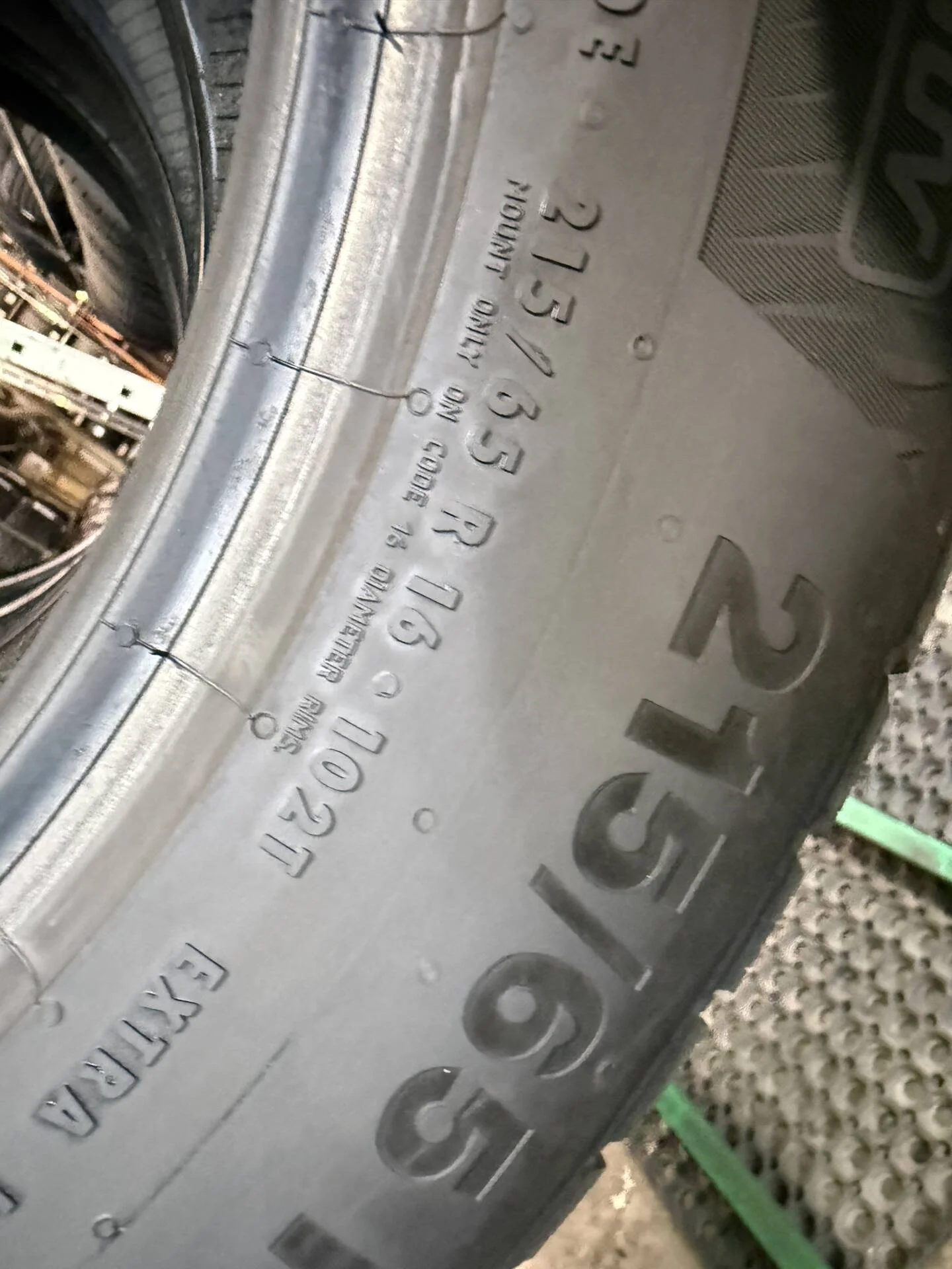 215/65 R16 дюймов Continental ContiVikingContact 6 SUV зимние нешипованные - миниатюра 2