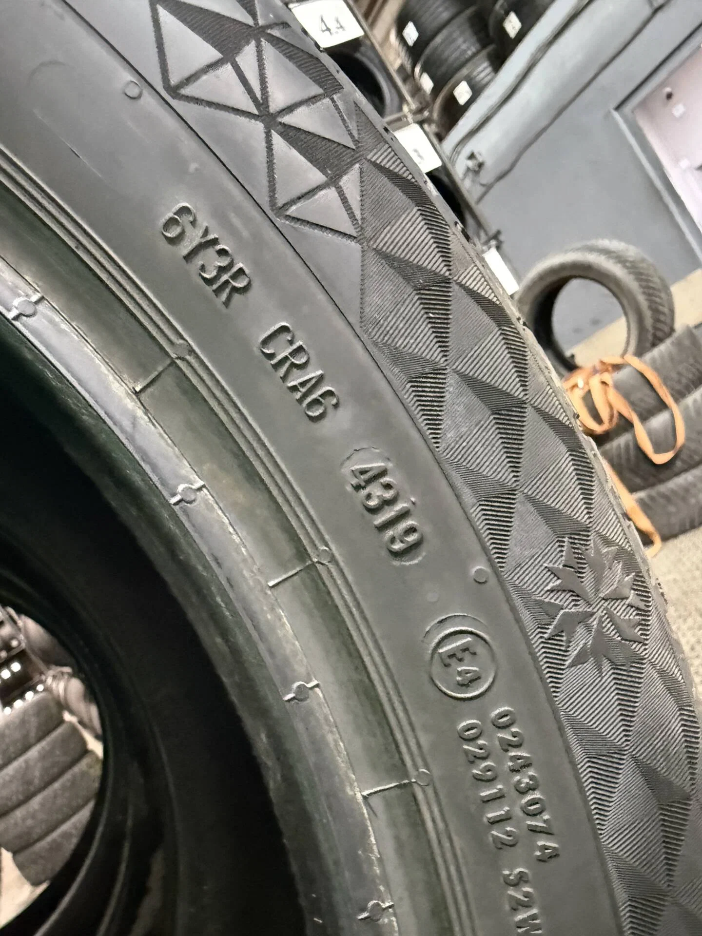215/55 R17 дюймов Continental ContiVikingContact 7 зимние нешипованные - миниатюра 5