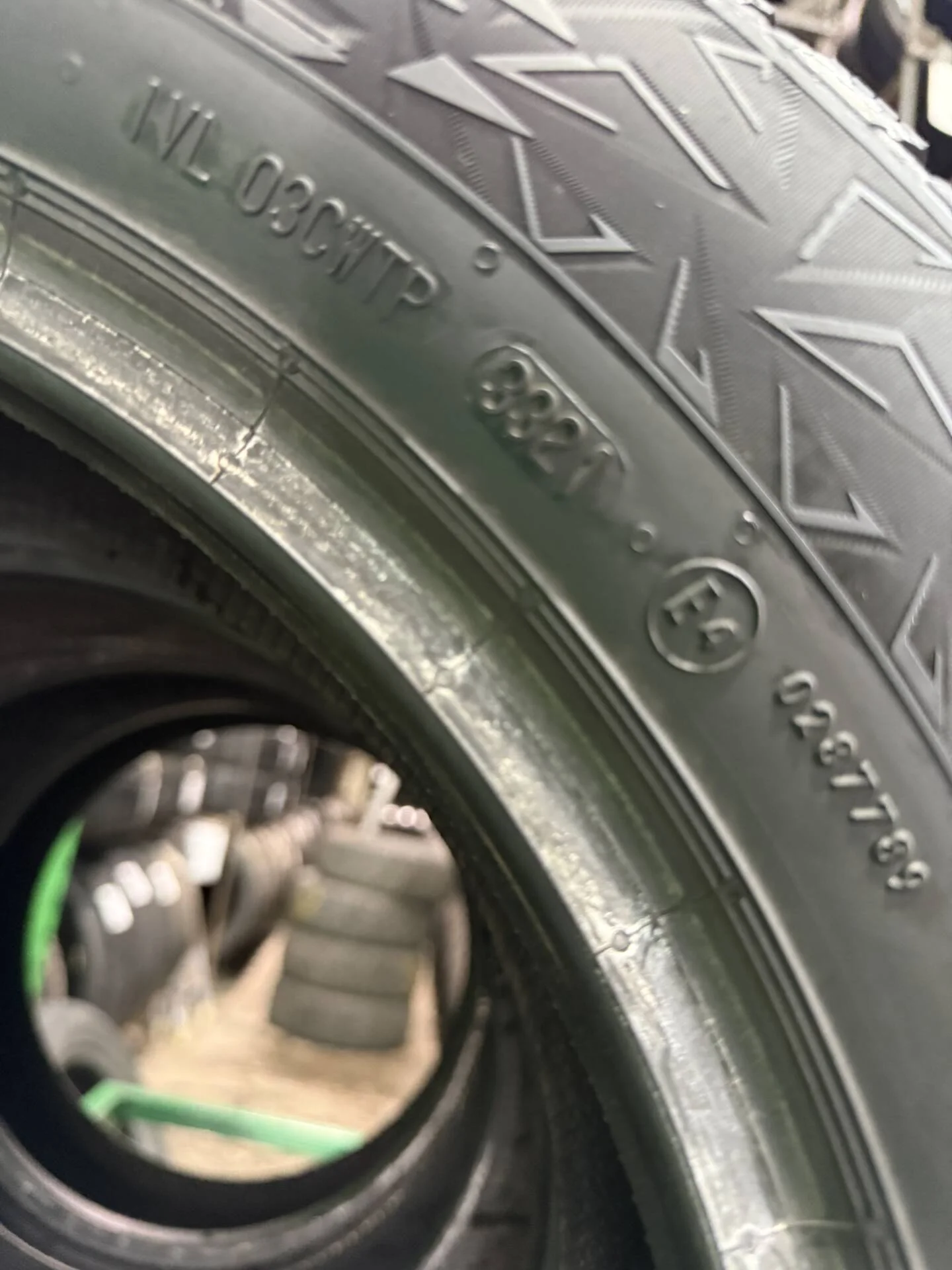 205/60 R16 дюймов Continental IceContact 3 зимние шипованные - миниатюра 4