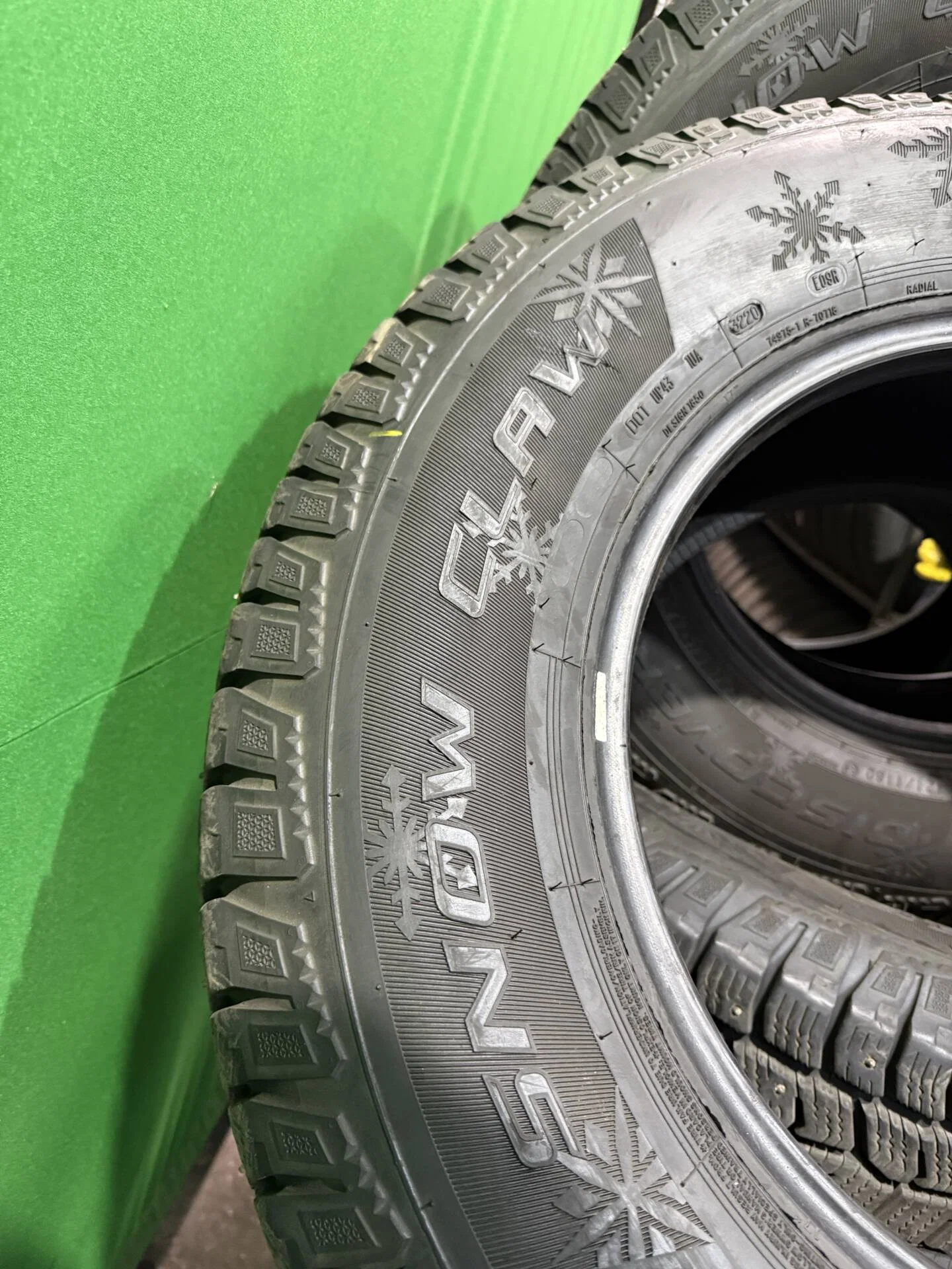 245/75 R17 дюймов Cooper Discoverer Snow Claw зимние шипованные - миниатюра 2