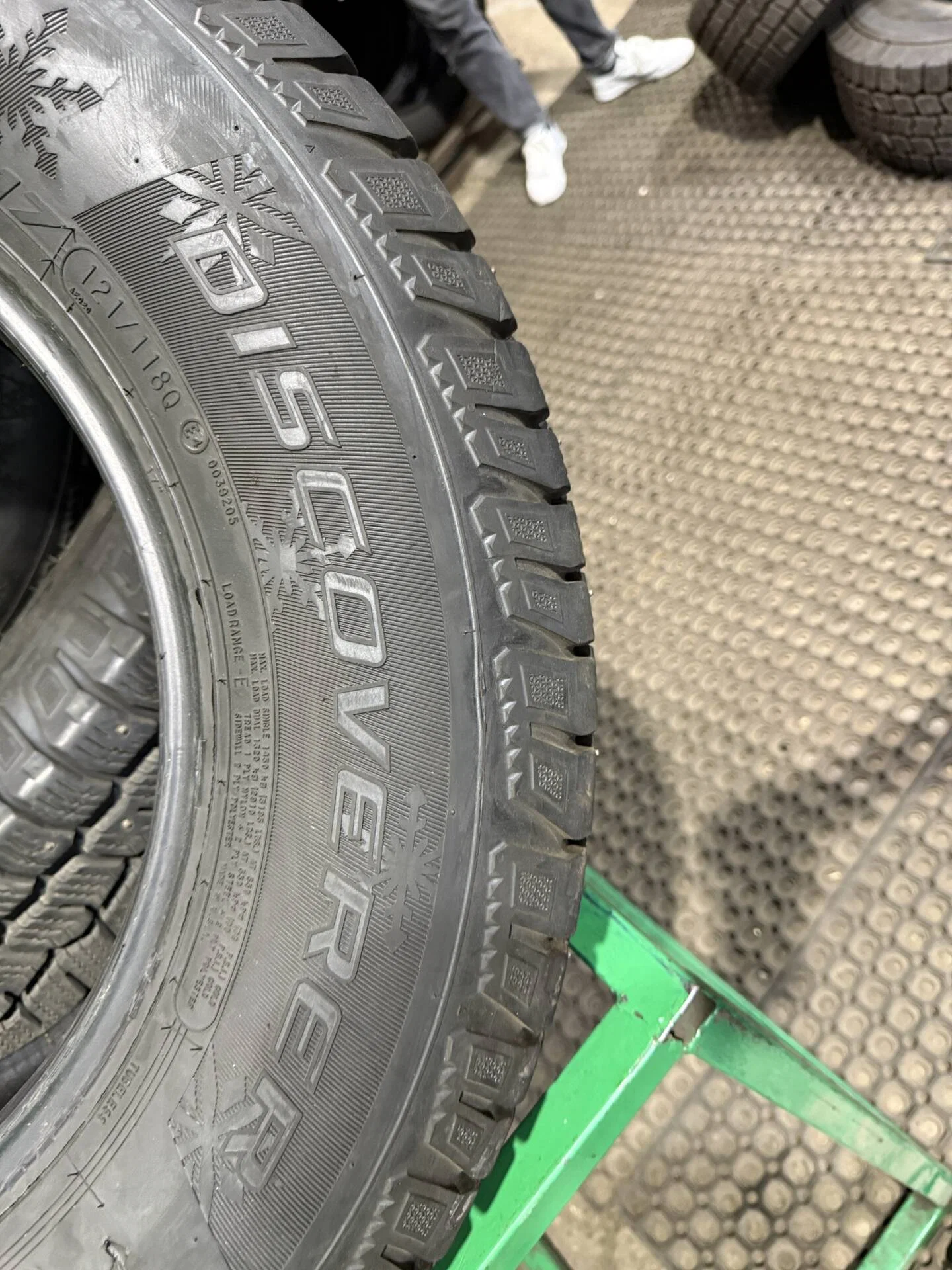 245/75 R17 дюймов Cooper Discoverer Snow Claw зимние шипованные - миниатюра 3