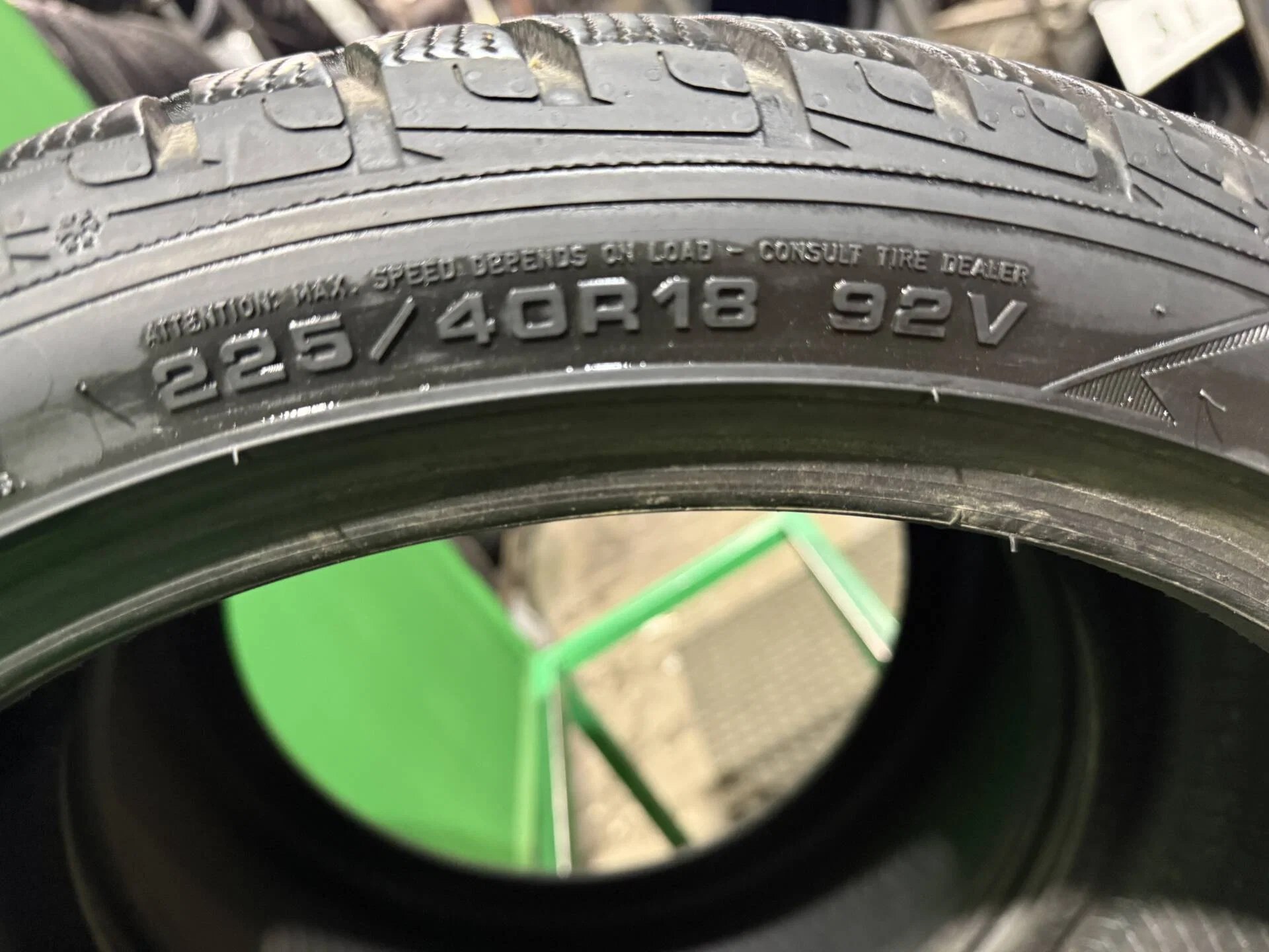 225/40 R18 дюймов Goodyear UltraGrip Performance зимние нешипованные - миниатюра 2
