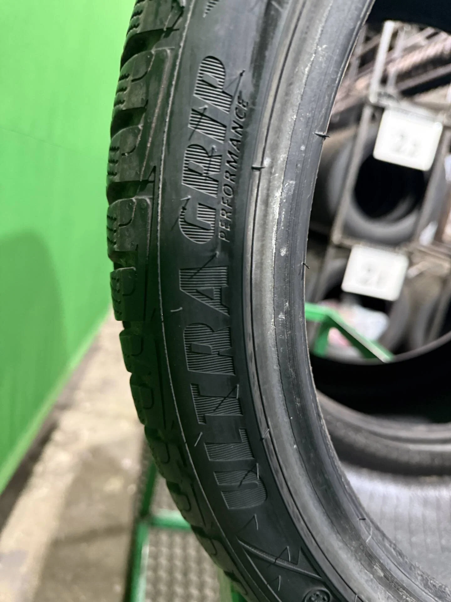 225/40 R18 дюймов Goodyear UltraGrip Performance зимние нешипованные - миниатюра 4