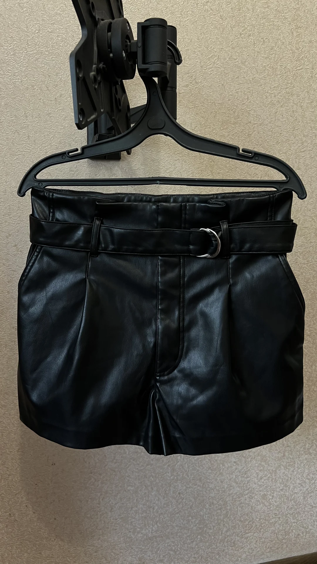 Кожаные женские шорты H&M - изображение 1