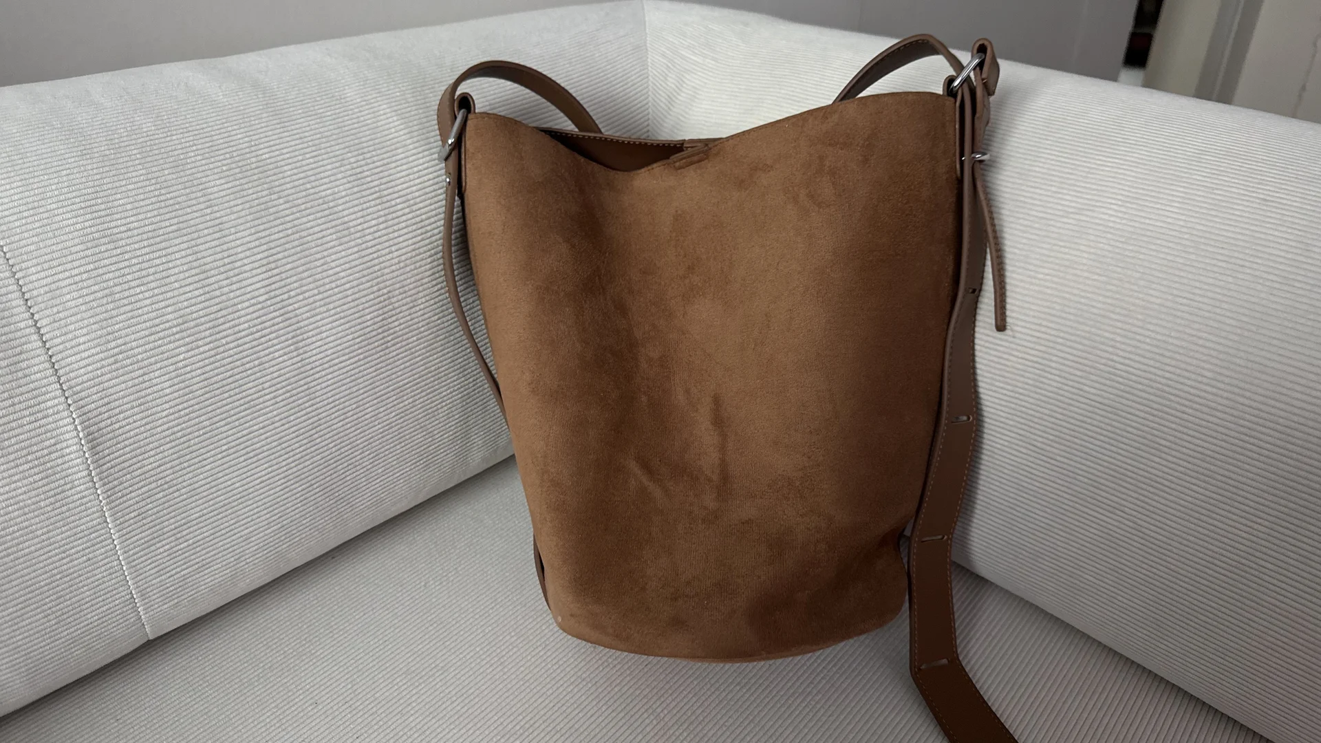 Сумка-ведро из экозамши карамельная / Bucket Bag - миниатюра 3
