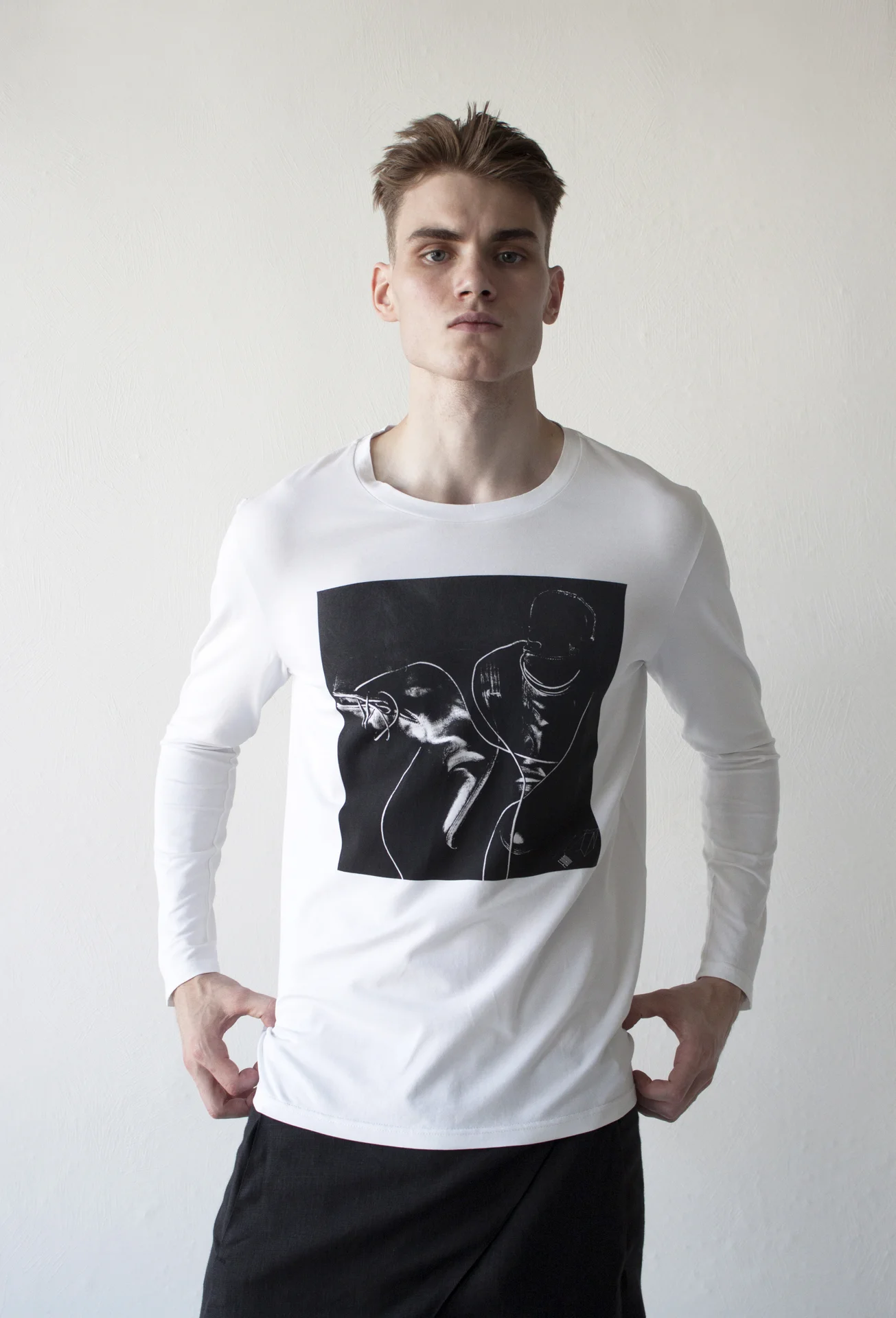 мужской лонгслив с принтом «сапоги» - изображение 1