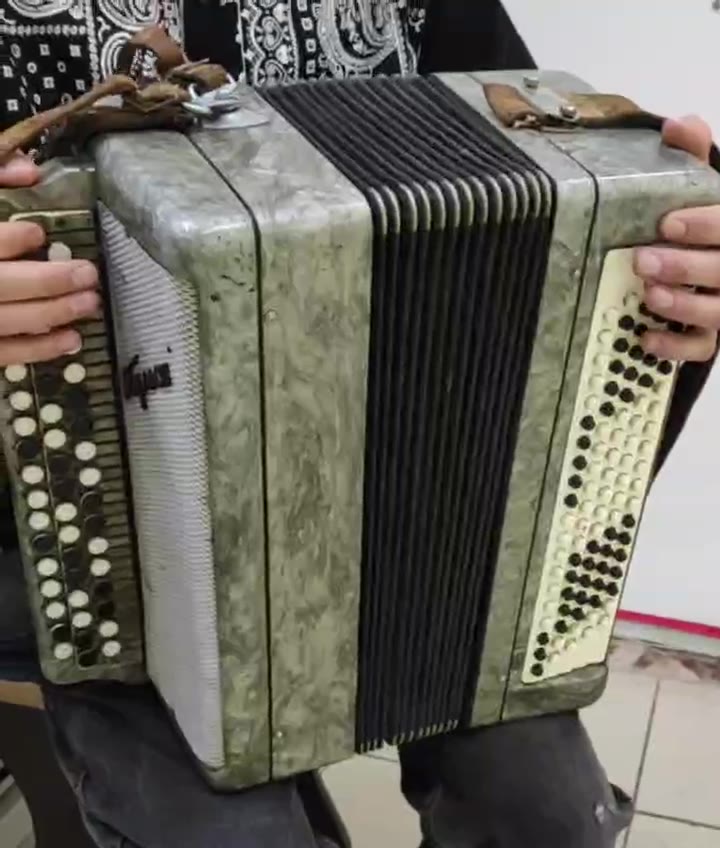 Баян "Мелодия" г. Тула. Тульский. Кофр. Играет, есть дефекты. Времен СССР. - видео 1