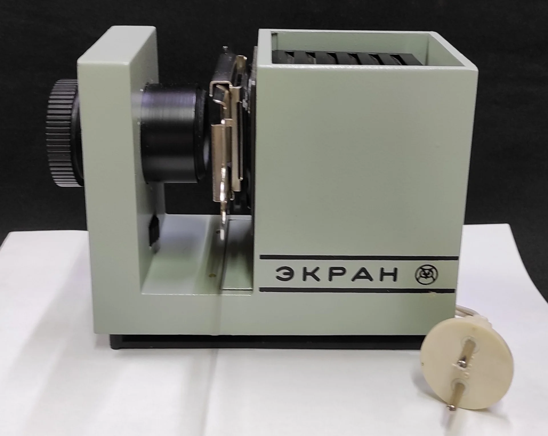 Диапроектор "Экран" Работает! В комплекте все что на 1 фото. При долгой работе попахивает. СССР. - миниатюра 3