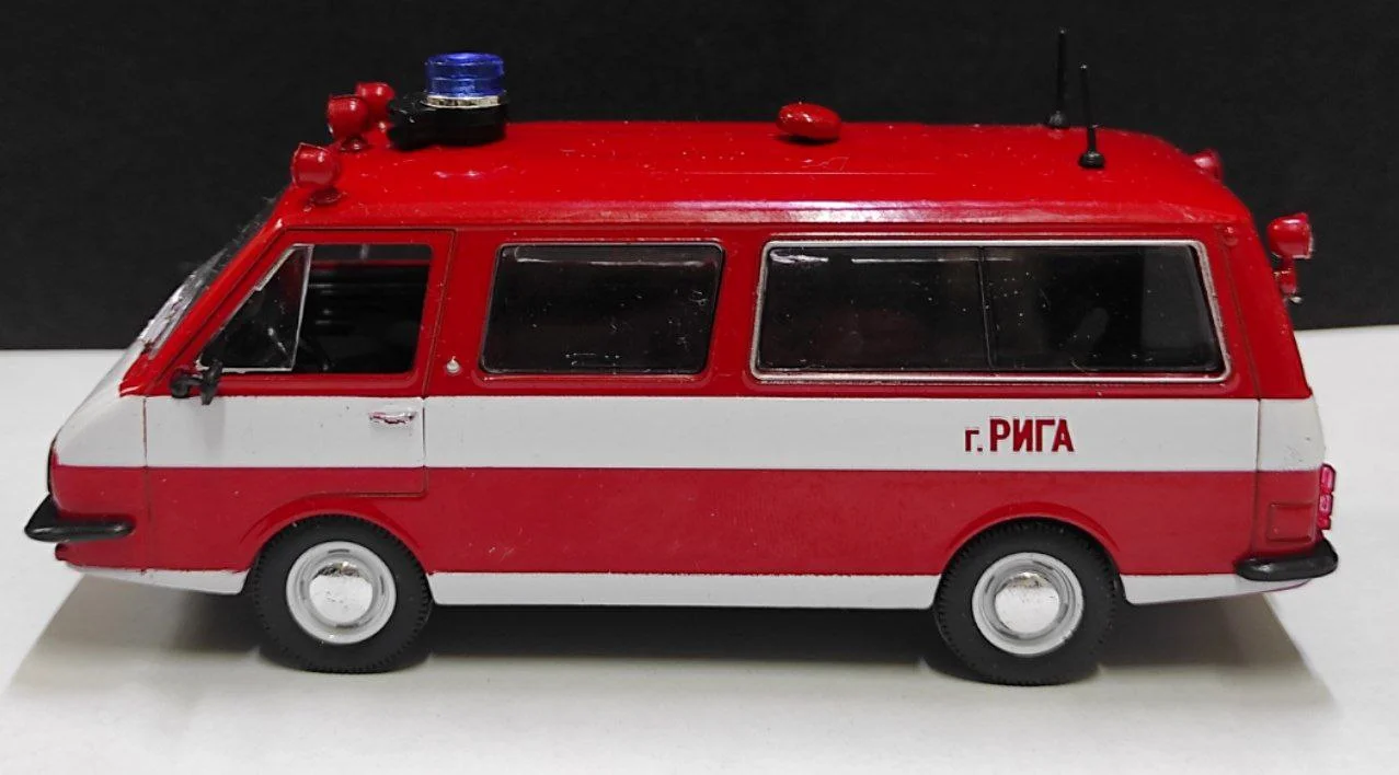 Модель машины 1:43 "РАФ-22034" DeAgostini. - миниатюра 2