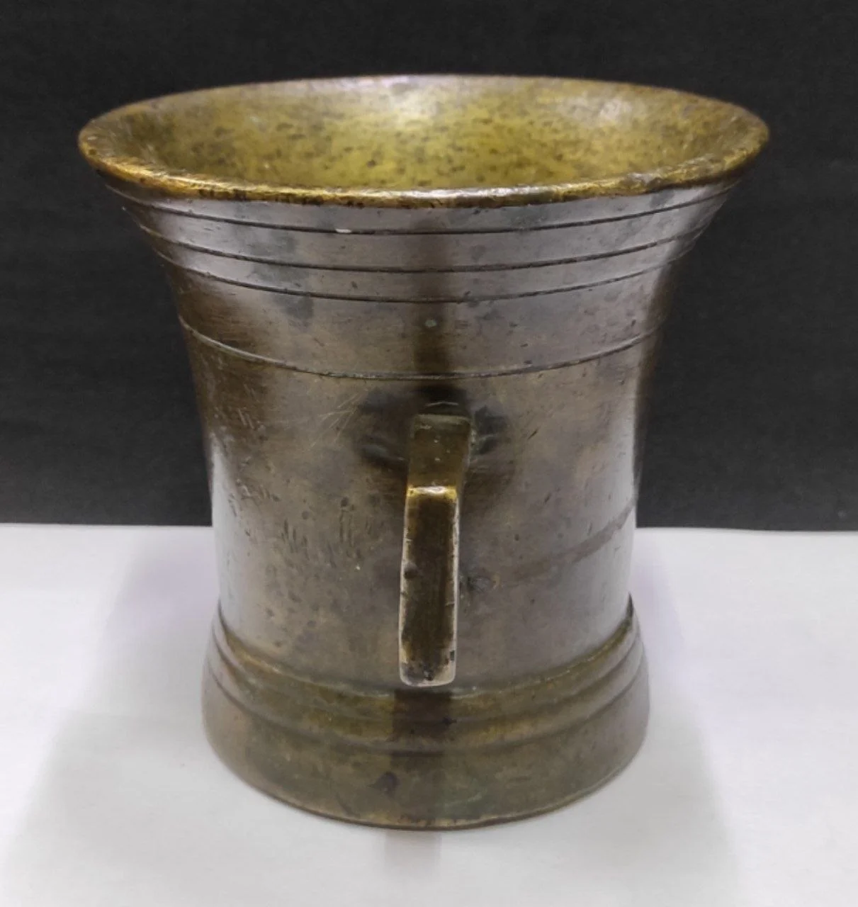 Латунная ступка с пестиком. Старинная. До 1917 года! Высота ступки - 11,5 см. - миниатюра 3