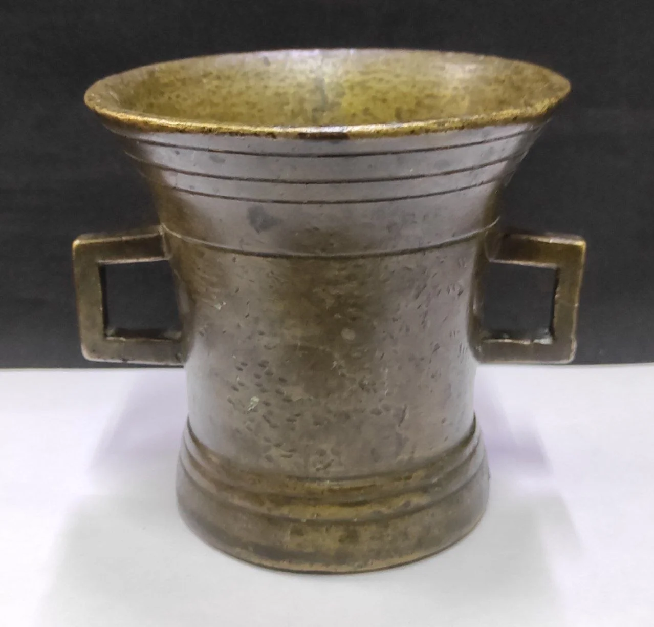 Латунная ступка с пестиком. Старинная. До 1917 года! Высота ступки - 11,5 см. - миниатюра 4