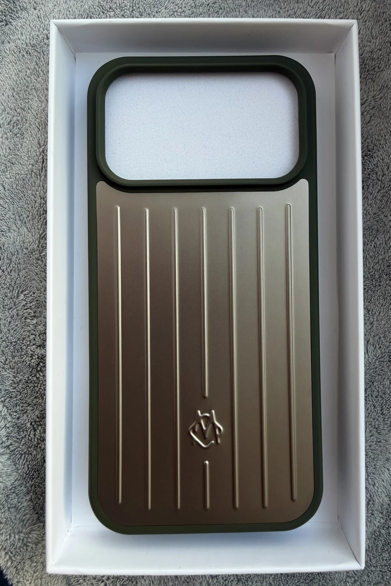 Чехол Rimowa на iPhone 17 pro max - миниатюра 3