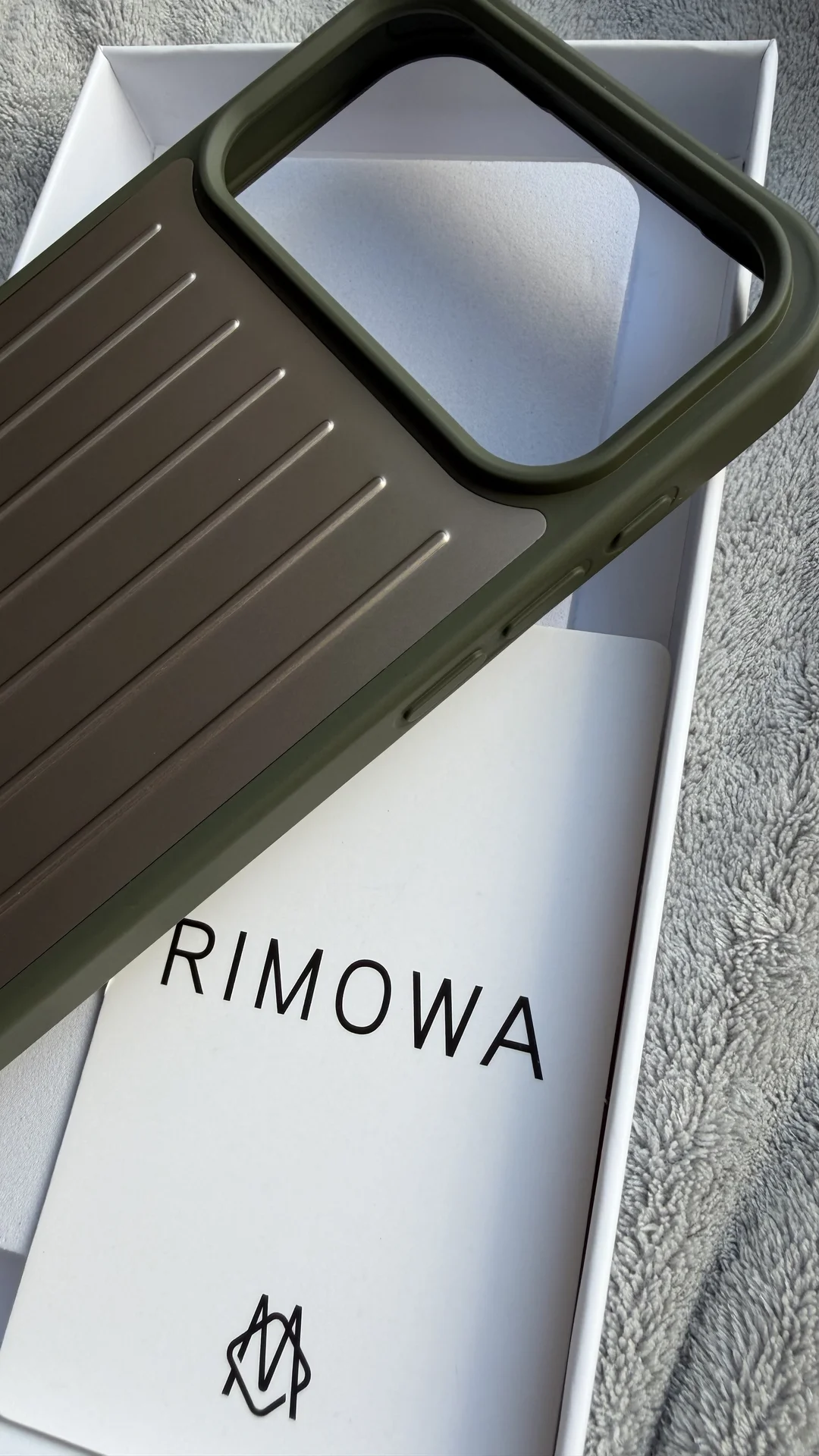 Чехол Rimowa на iPhone 17 pro max - миниатюра 4