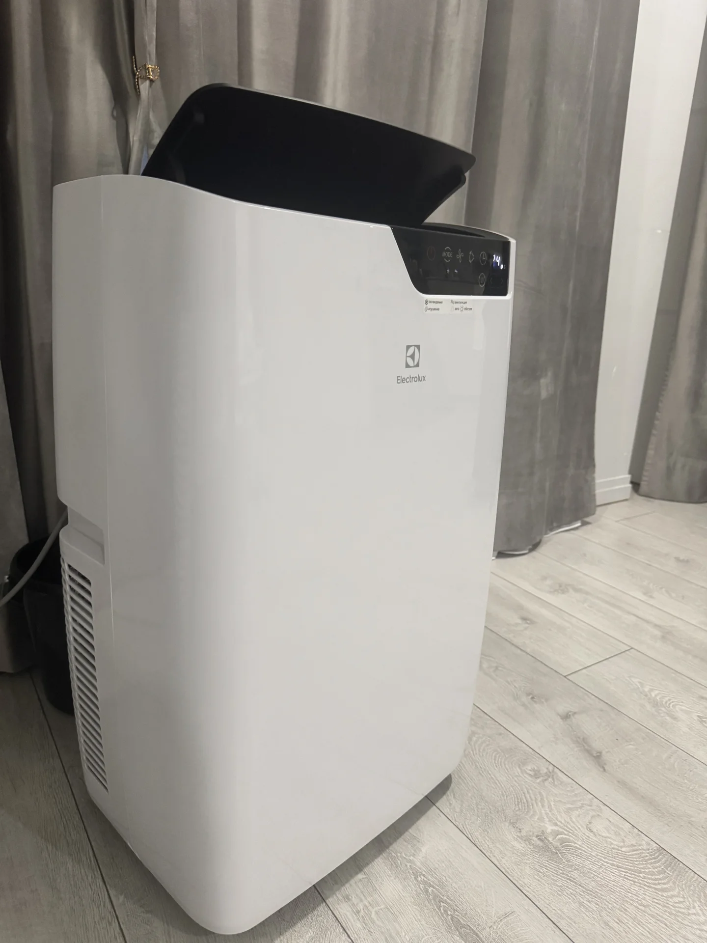 Кондиционер мобильный Electrolux EACM-09 GT/N6 - миниатюра 2